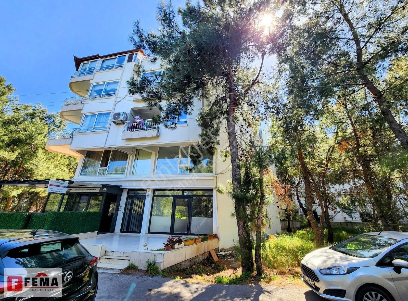 Altınkumda Kiralık 3 Katlı 180 M2 Dükkan