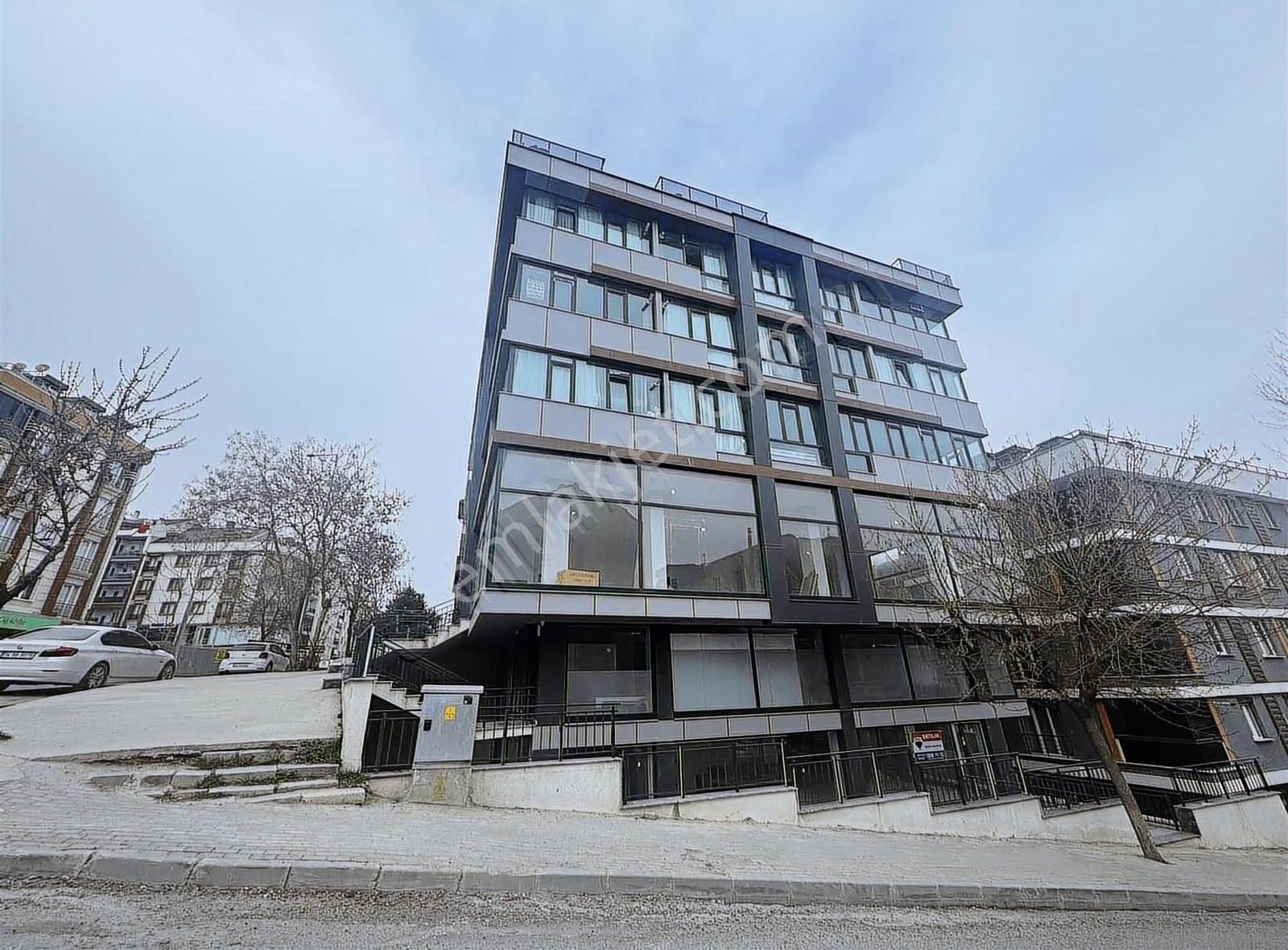 Beylikdüzü Yakupluda 2katlı Depolu Koşe Dükkan