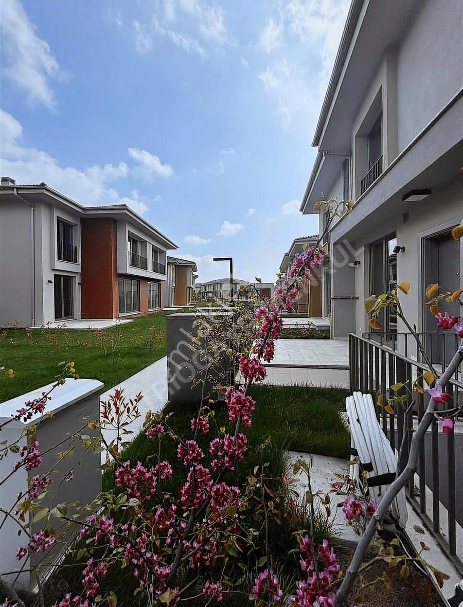 Bahçeşehir Dekar Ayışığı Satılık 3+1 Bahçeli Sıfır Villa