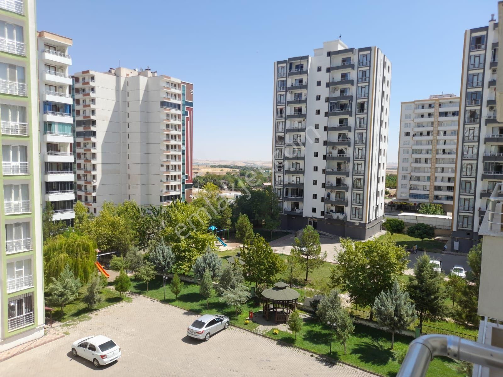 Fabrika Mahallesinde Mazlum Sitesinde Satılık 3+1 Daire