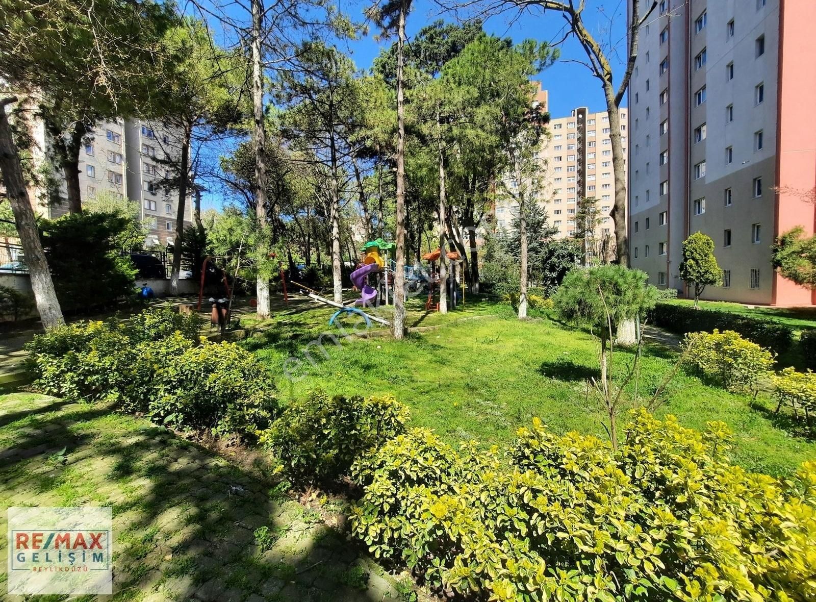 Beylikdüzü Barış Mahallesi Sezgi Sitesi Eşyalı Kiralık 3+1 Daire