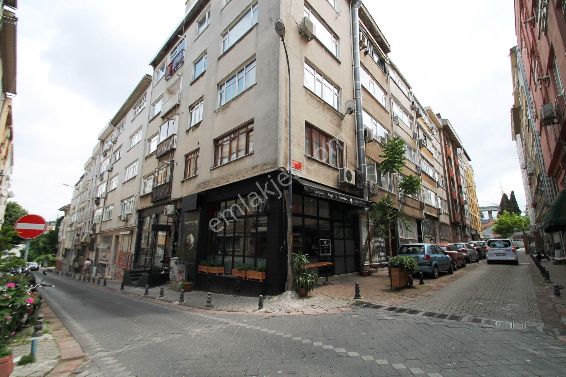 Moda'da 7 Yıllık Mobilyalı Beyaz Eşyalı Kombili 60m2 Kiralık 1+1