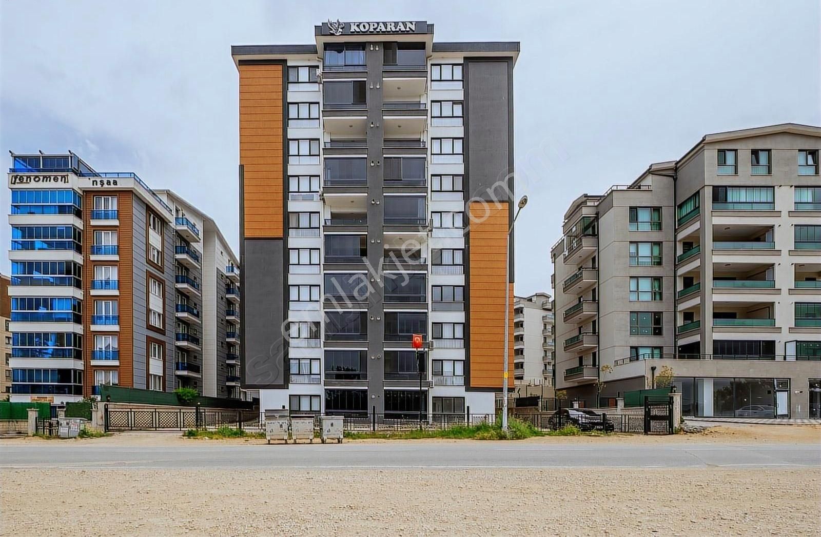 Kızılcıklı Mahallesinde Havuzlu Satılık 3+1 Ara Kat Daire