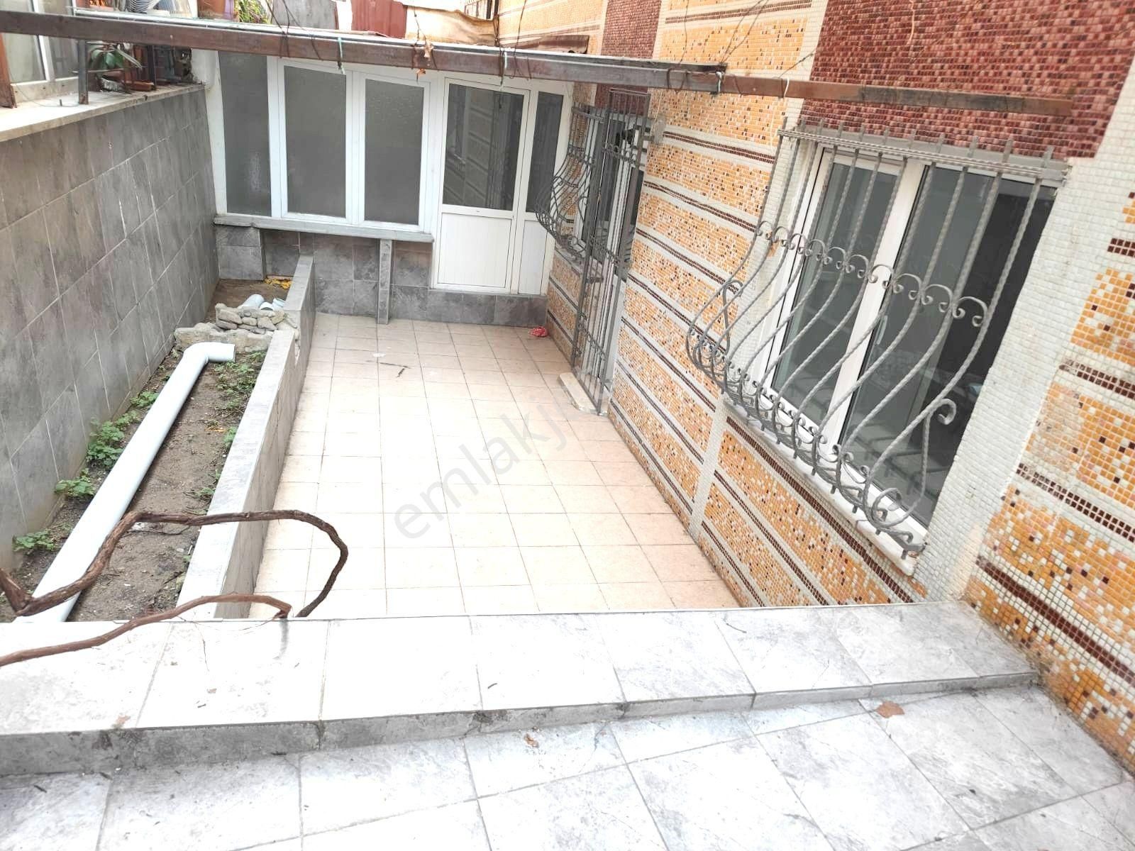 Yıldız Dan Çakmak Durağında Kredili Deprem Sonrası 3+1 Bahçe Kat Daire
