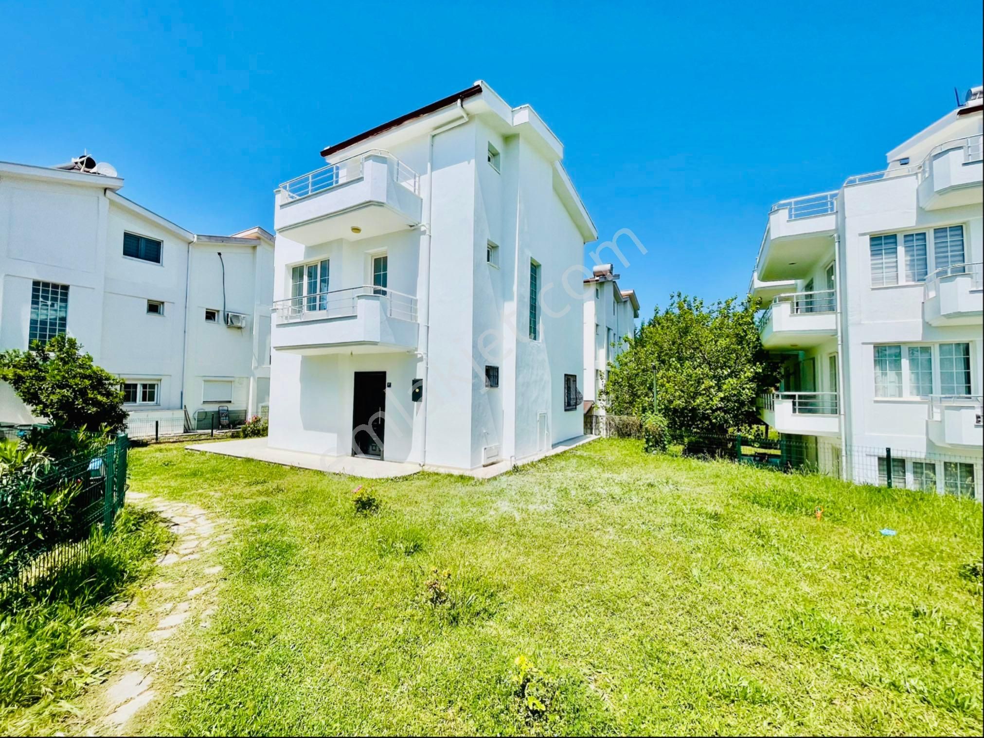 Tek Müstakil 220m2 Arsa İçinde Terasdan Havuz Manzaralı Yazlık