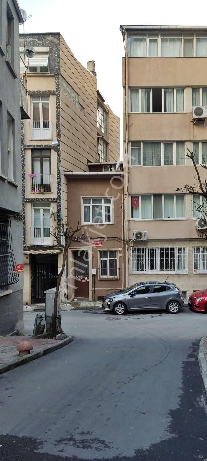 Harbiyede Satılık Müstakil Bahçeli Ev Halaskargazi Caddeye 1 Dk
