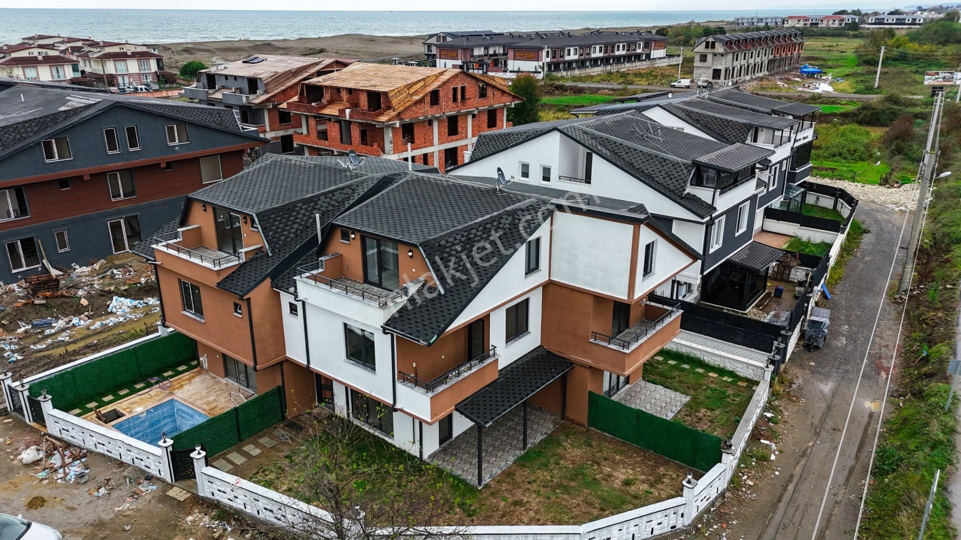 Kocaali De Köşe Parsel Dev Bahçeli 3+1 Villa Burda