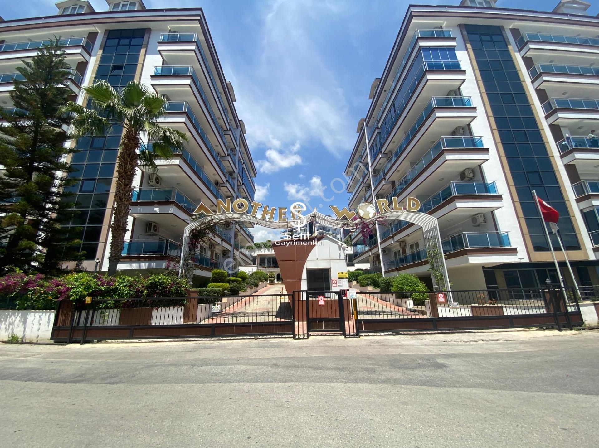 Alanya Another World'de Satılık 3+1 Dubleks Manzaralı Geniş Daire