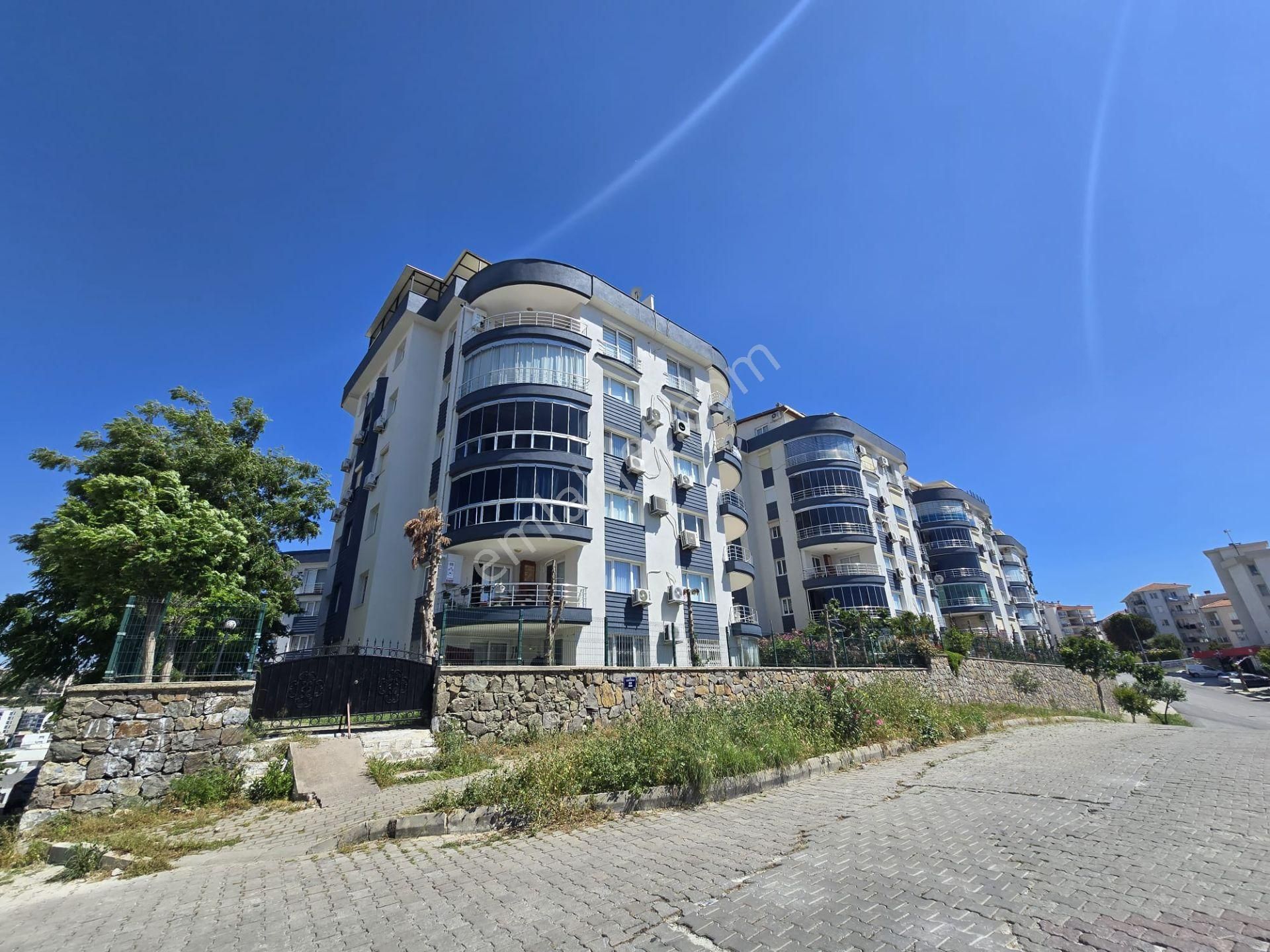 Kuşadası Merkezde Satılık 3+1 Bakımlı Daire