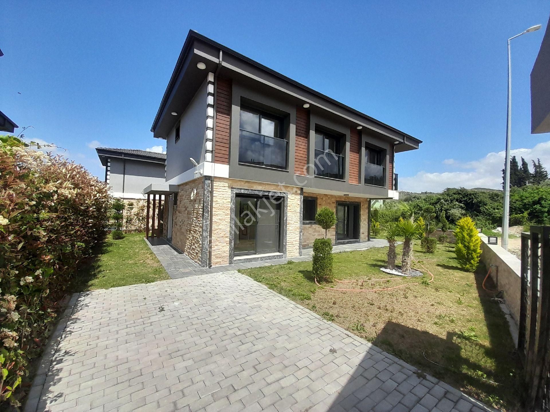 Kuşadası Davutlar Bölgesinde Müstakil Özel Havuzlu 4+1 Villa