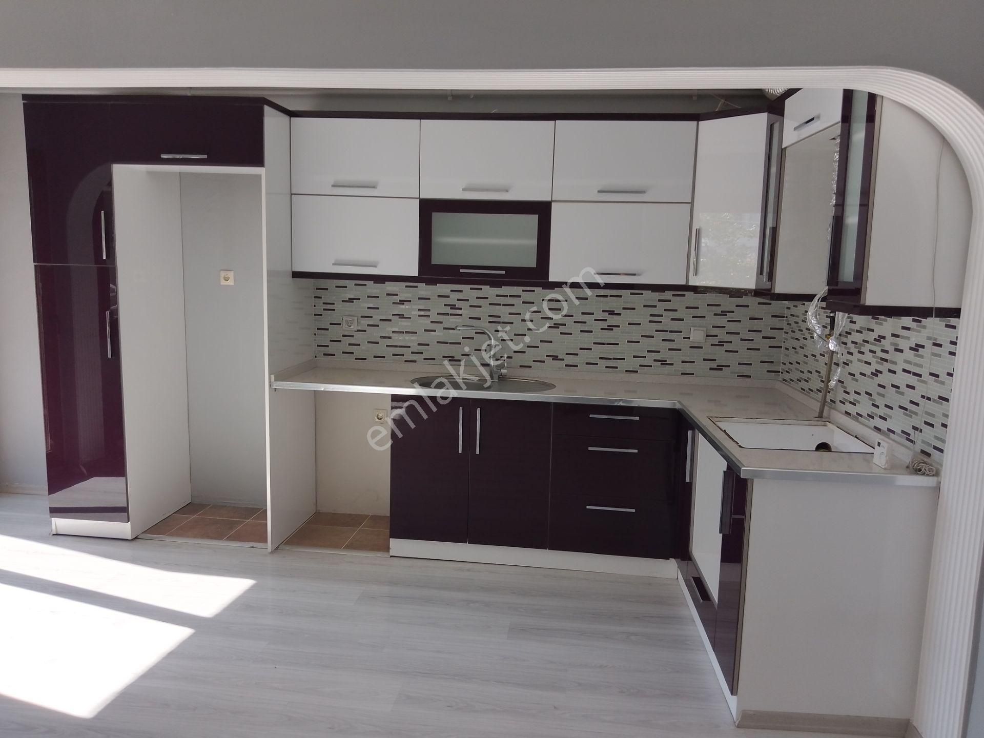 Akhisar Altıeylül İlkokulu Caddesinde Doğalgazlı Kiralık 3+1 Daire