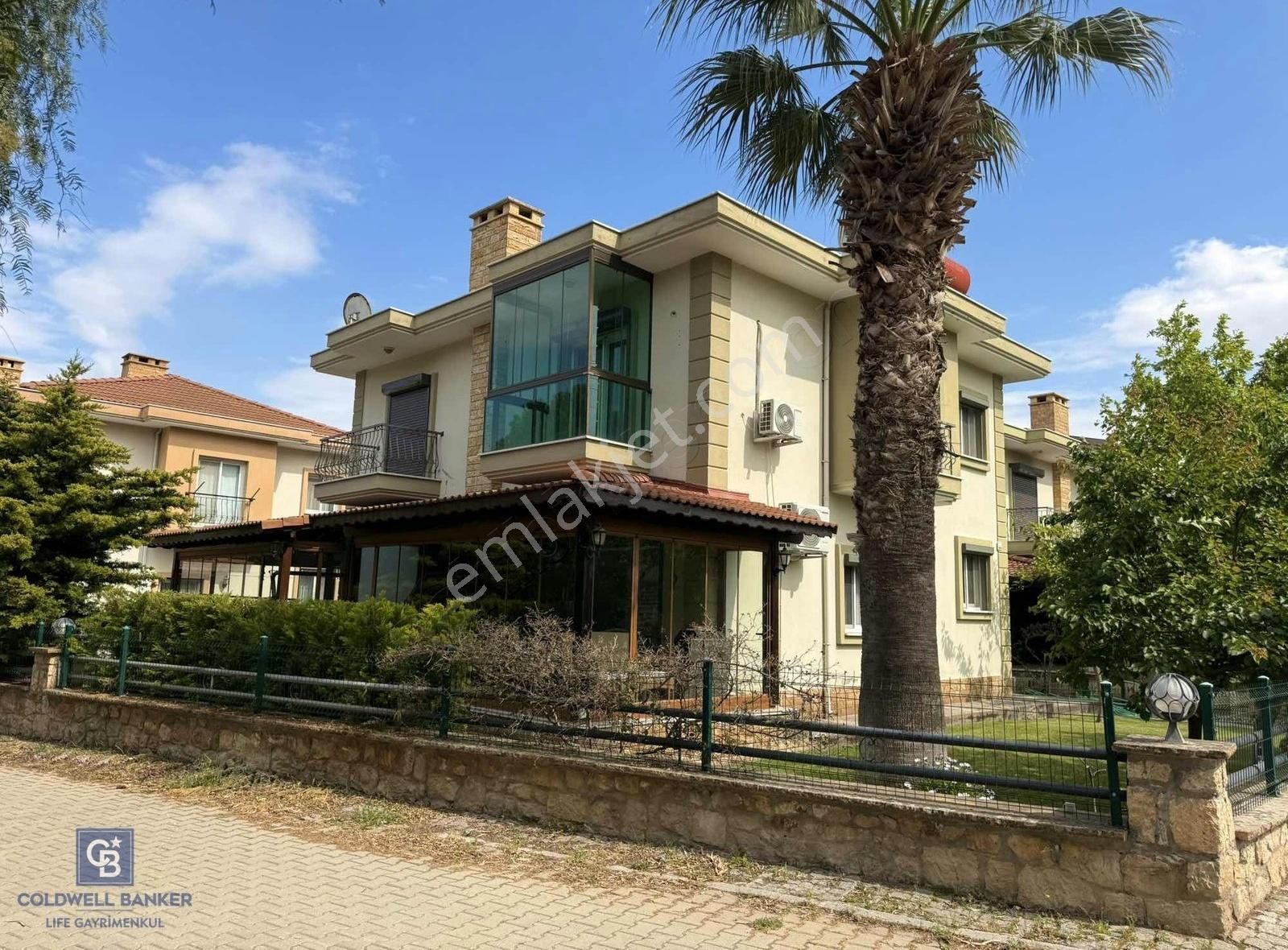 Yenifoça Burunucu Denize 200 M Mesafede 3+1 Satılık Villa