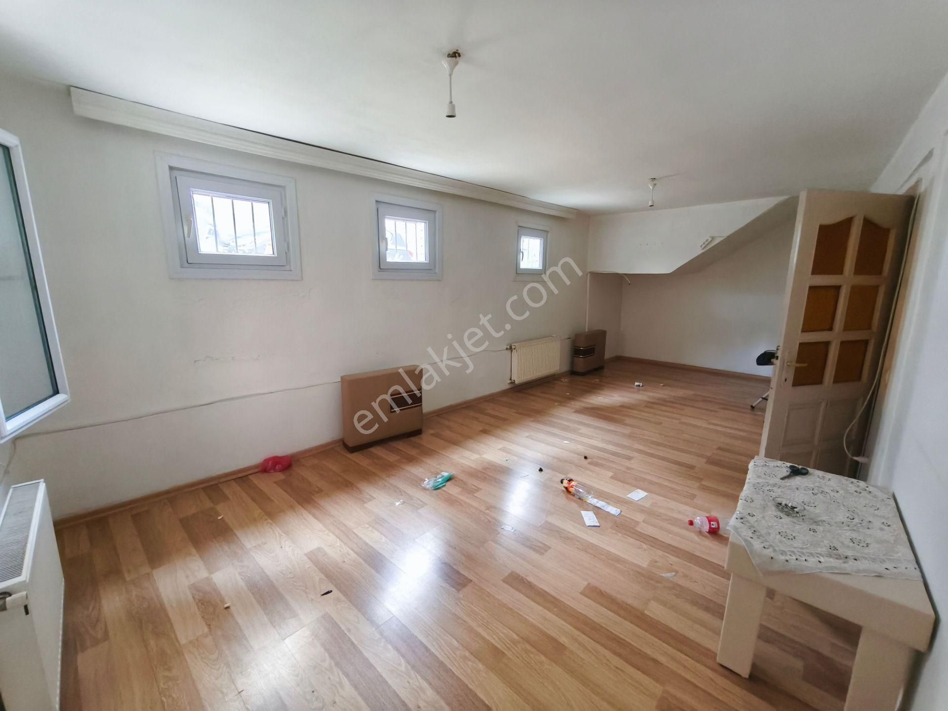 Eyüp Nişancı Metrobüse 7-8 Dk , 2+1 , Kombili , Bahçeli ,bahçe Katı Daire