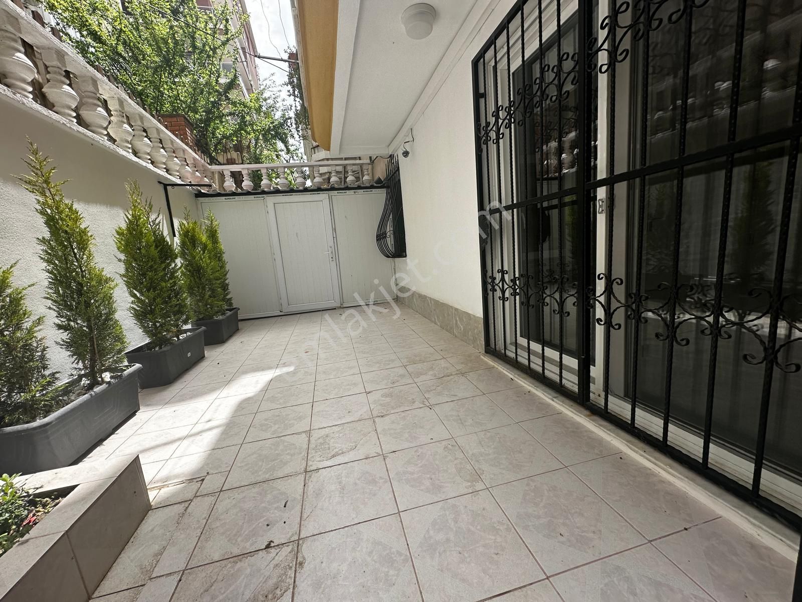 Kuşadası Türkmen Sahile 150 Mt Bahçe Ve Teras Sevenlere Kaçırılmıyacak Fırsat