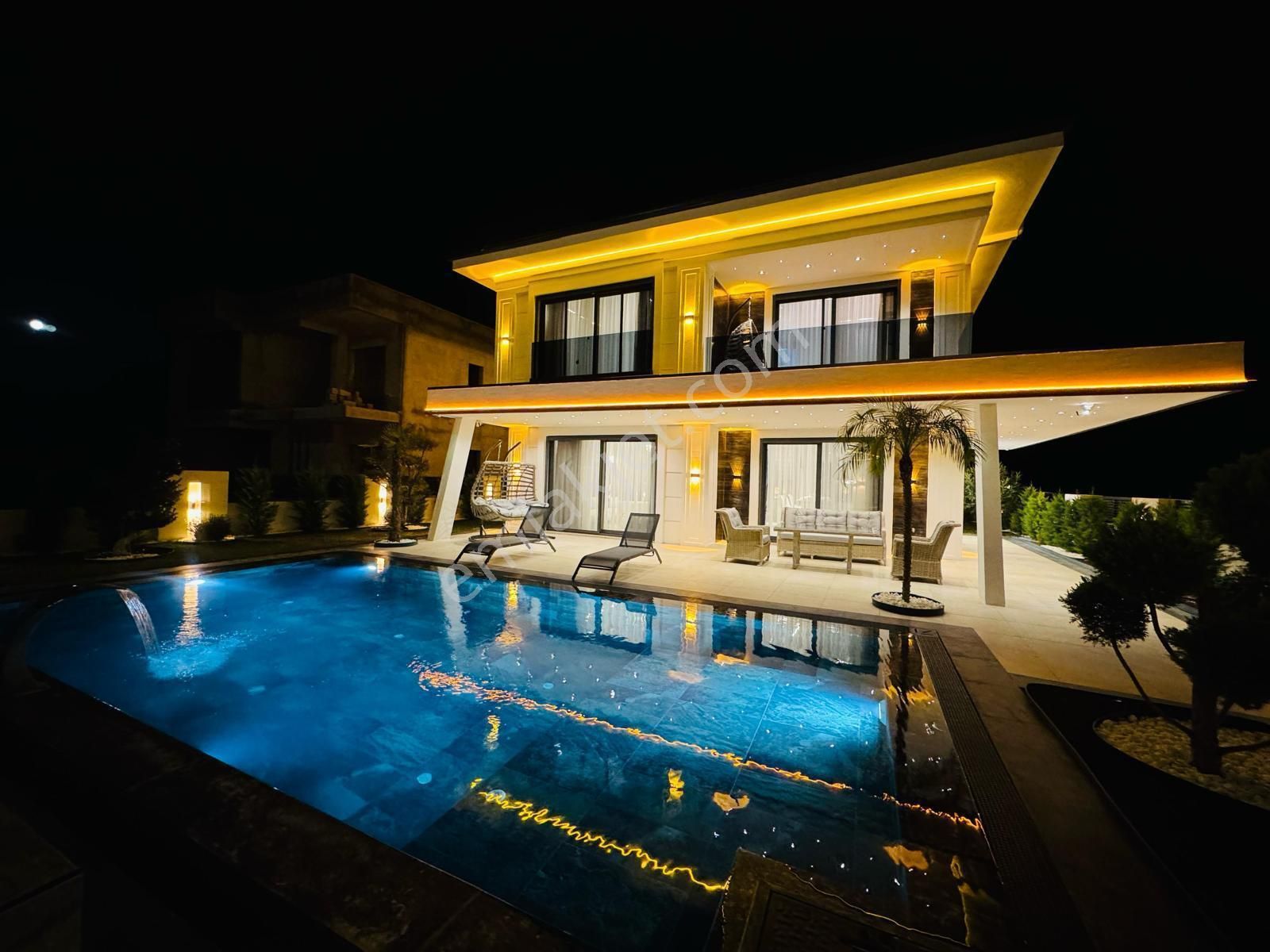 Didim Efeler'de Villalar Bölgesinde Full Akıllı Sistem Full Eşyalı Lüx Villa