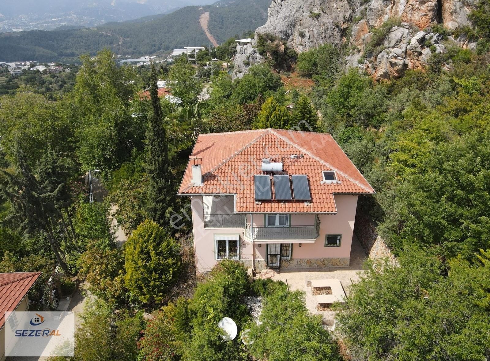 Alanya'da Satılık Deniz, Kale Manzaralı Lüks Villa