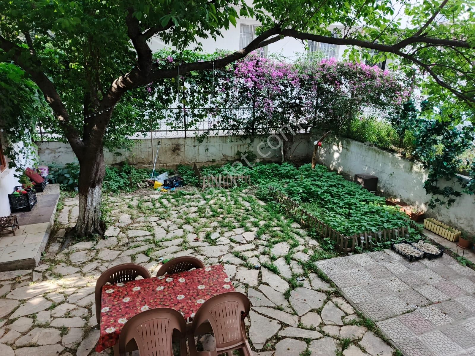 Karşıyaka Sevgi Yolu Yakını Müstakil Bahçeli 3+1 Kiralık Daire