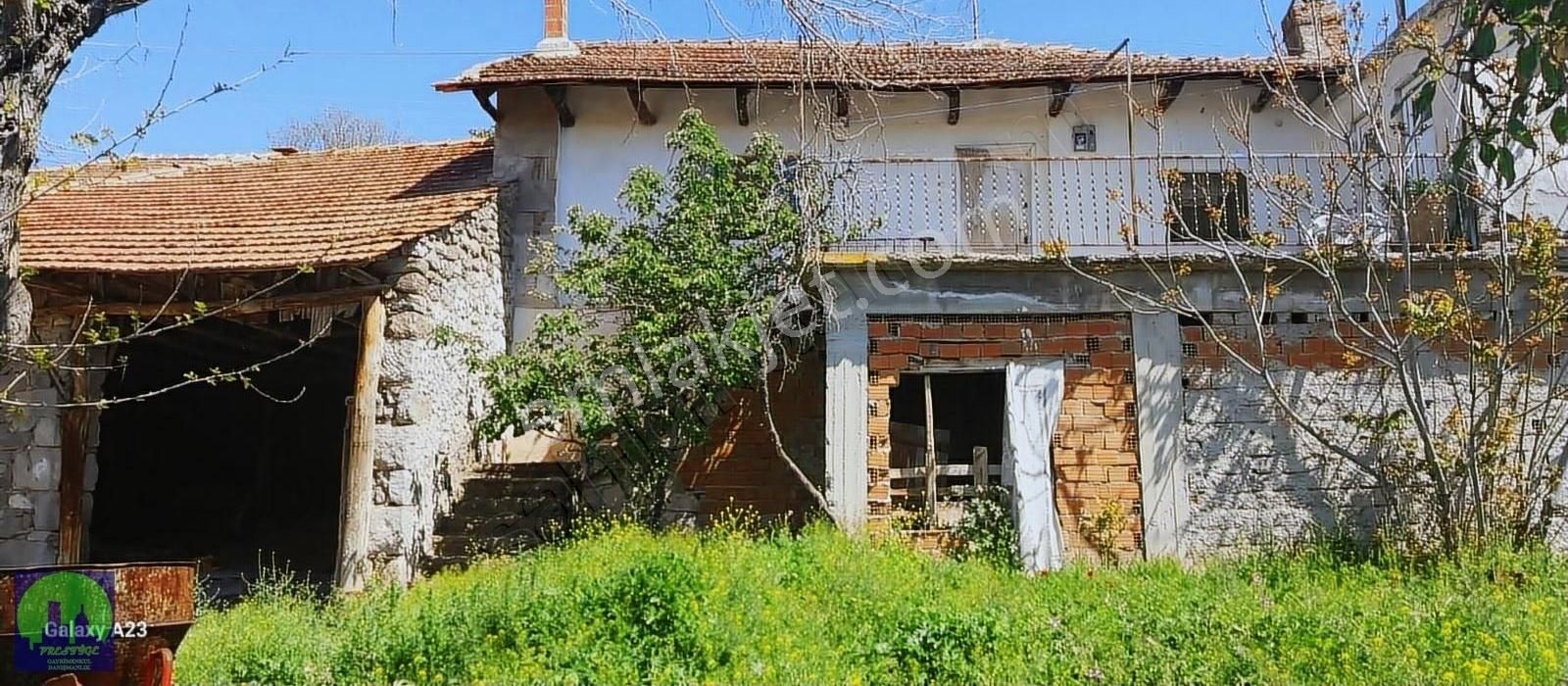 Uşak/ulubey/kışla Köyü Satılık 2 Katlı Köy Evi Ve Arsası