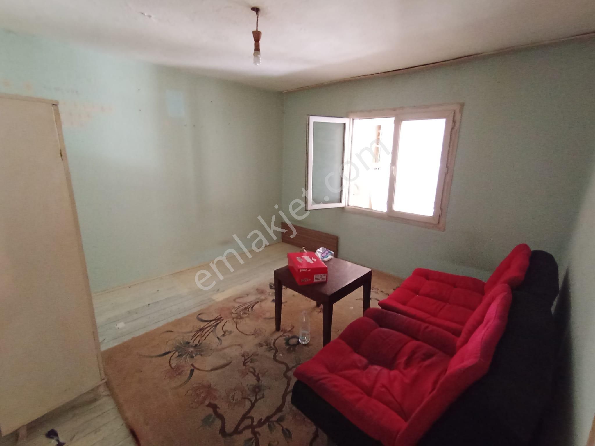 Karabağlar Barış Mah.95 M2 2+1 Kiralık Ev Emekli Yada Çalışan Bekar Erkeğe Uyğun Kiralık Ev