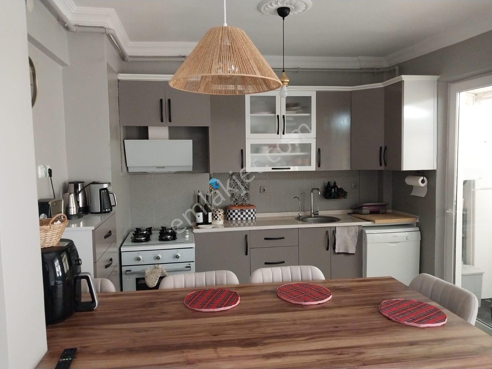 Akçay Emlak'tan Akşehir Yarenler Mahallesinde Bakımlı Satılık 2+1 Daire