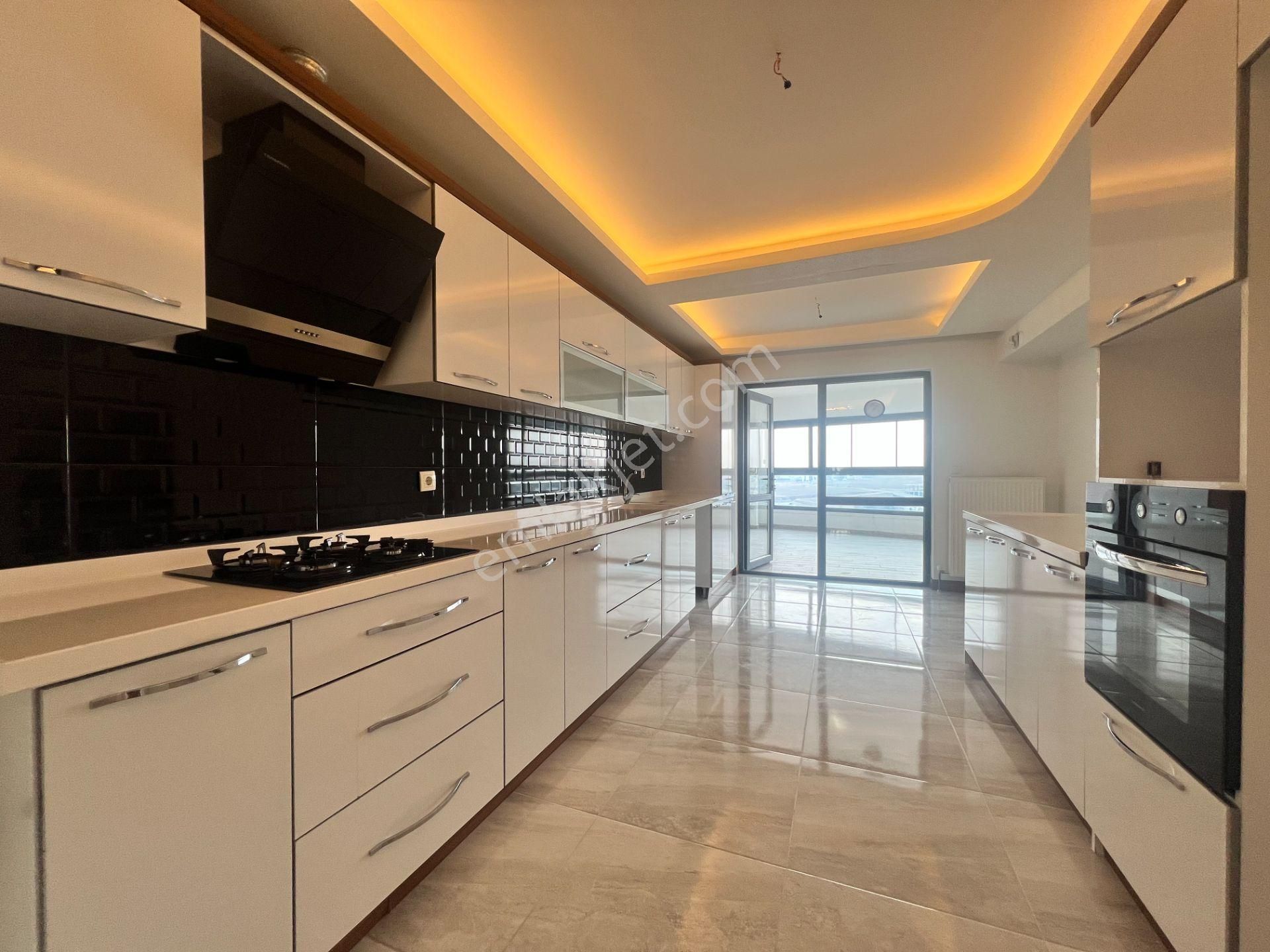 Ufuk Kılıç Emlak'tan 14. Katda Güney Cephe K.otoparklı 4+1 Site Dairesi