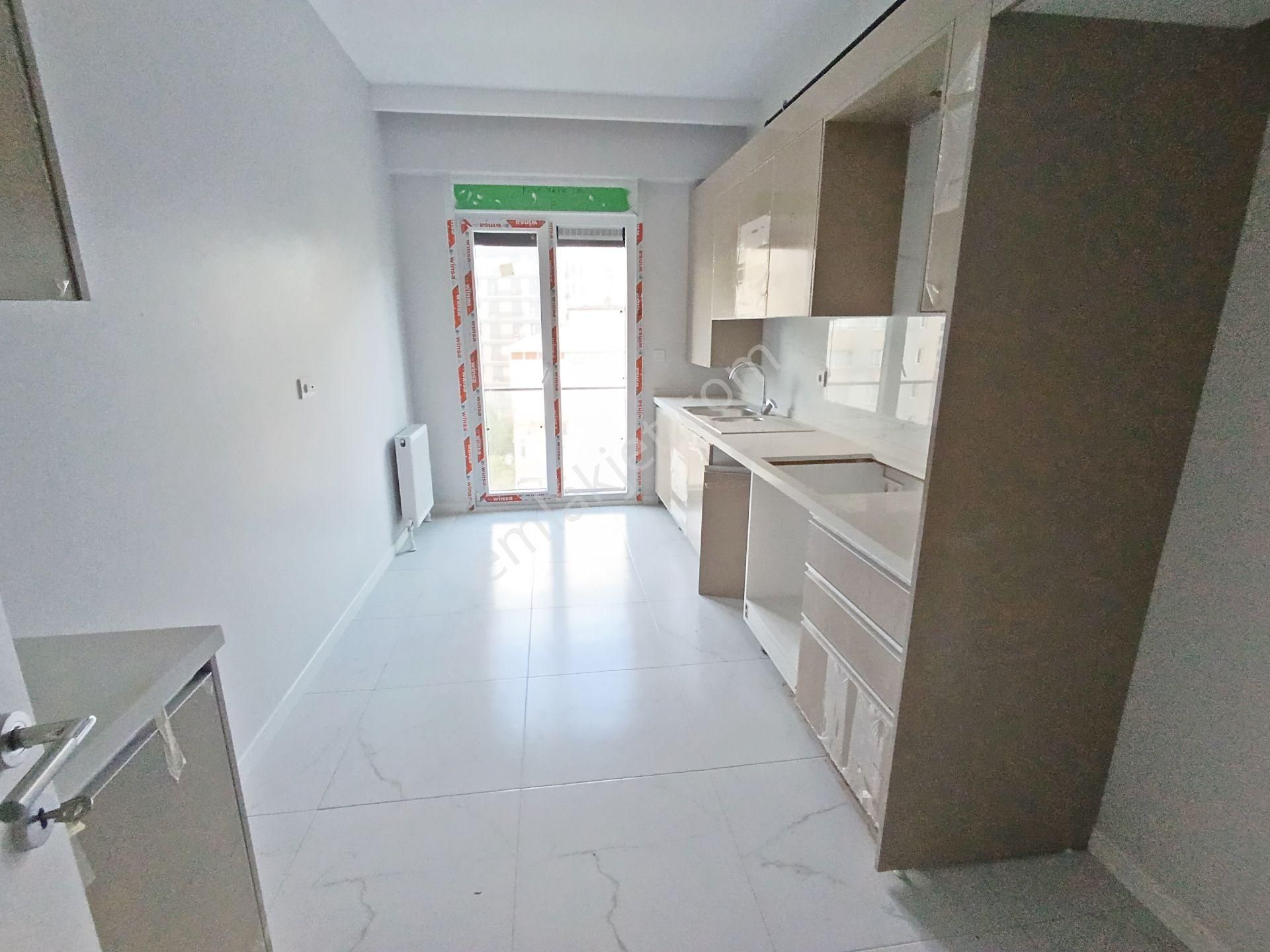 Bostancı Şenesenevlerde Minibüs Caddesine Yakın 3+1 Sıfır Daire Emlak Masası