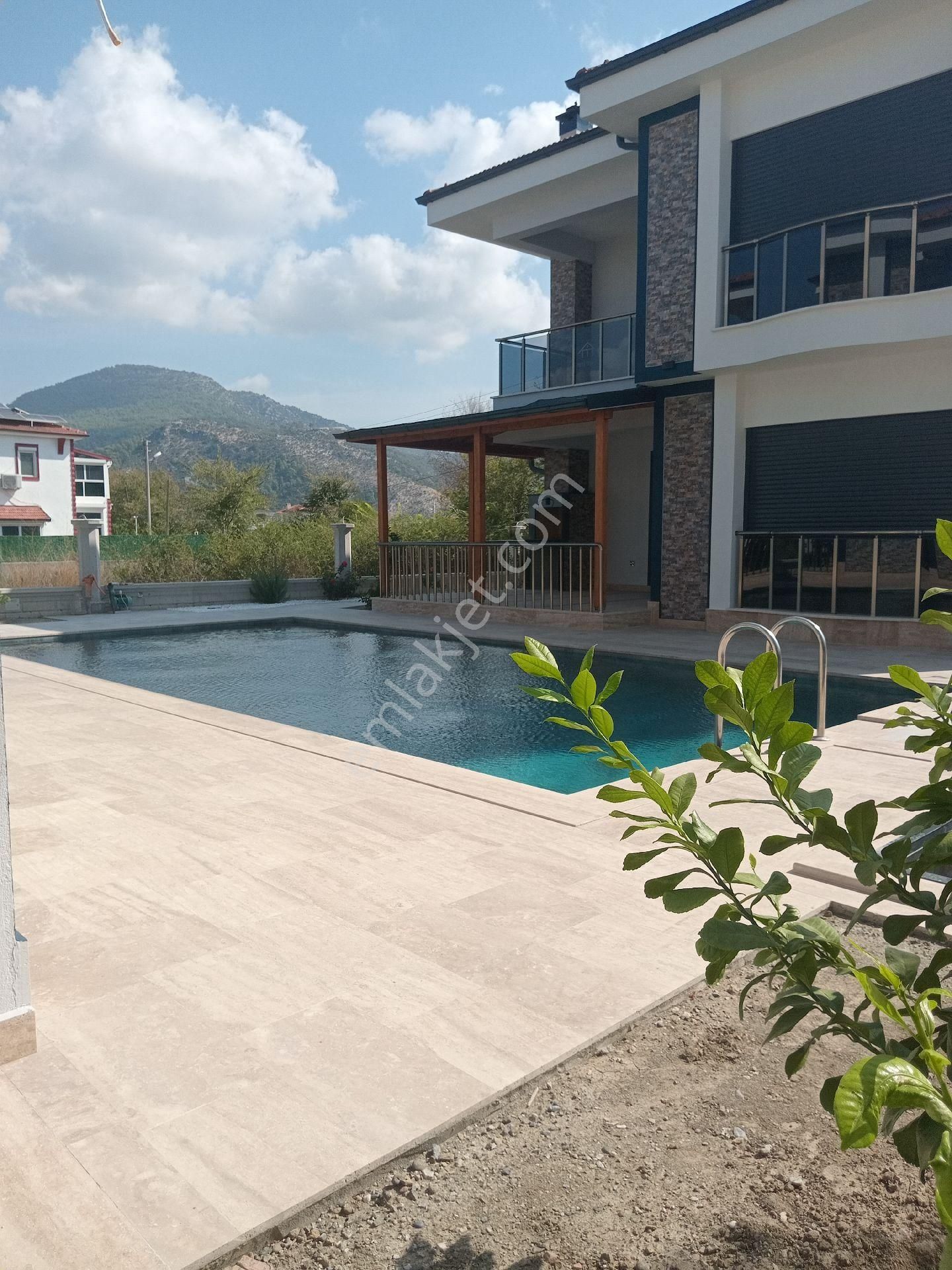 Dalaman Karaçalıda Havuzlu 4+1 Villa Satılık