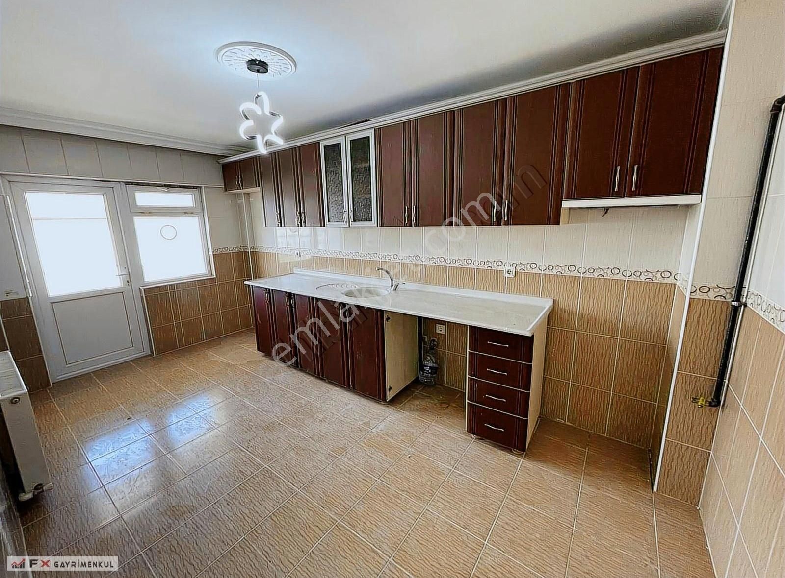 Fx'den Çarşının Tam İçerisinde Cadde Üzerinde Ön Cephe 3+1 Daire