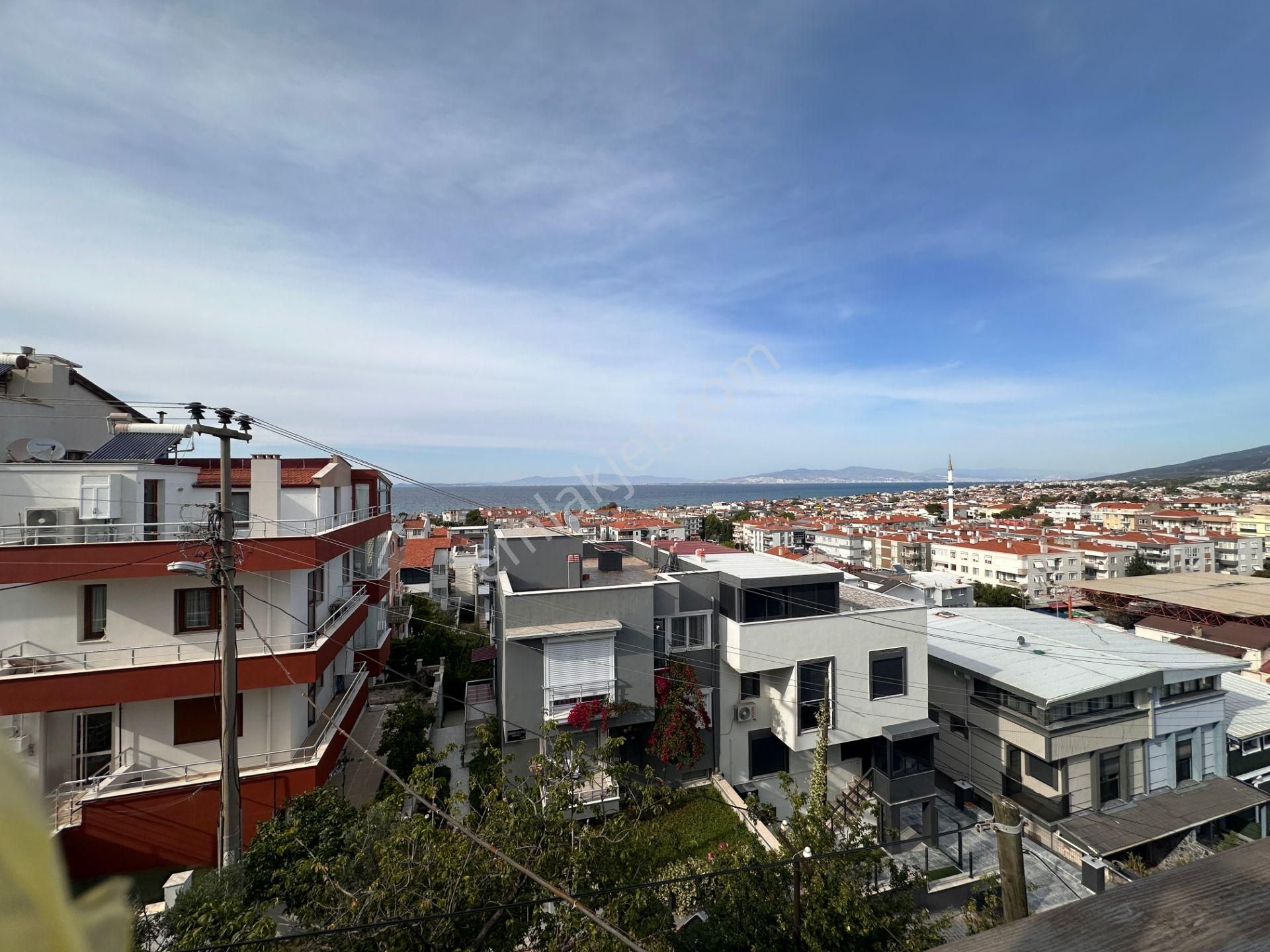 Urla Zeytinalanı Merkezi Lokasyonda Deniz Manzaralı Daire