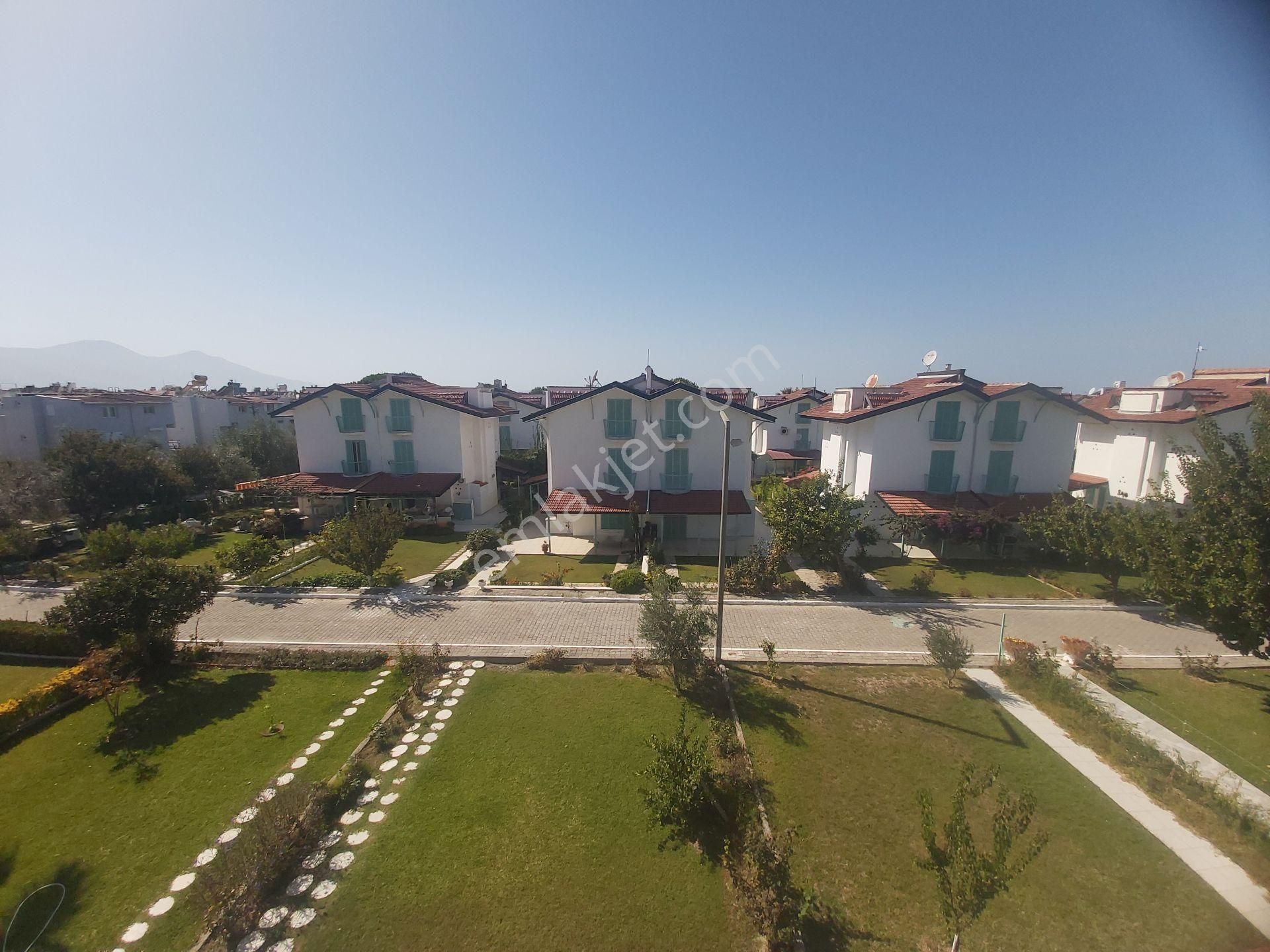 Kuşadası'nın En Nezih Sitesinde Tripleks 4+1 Denize 500 M Havuzlu Sitede Eşyalı