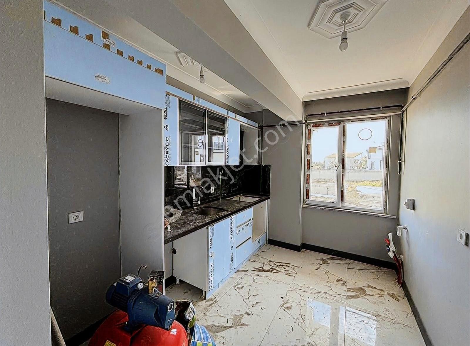 Hatipte Havuzlu Sitede 1+1 Ayrı Mutfaklı Balkonlu Daire