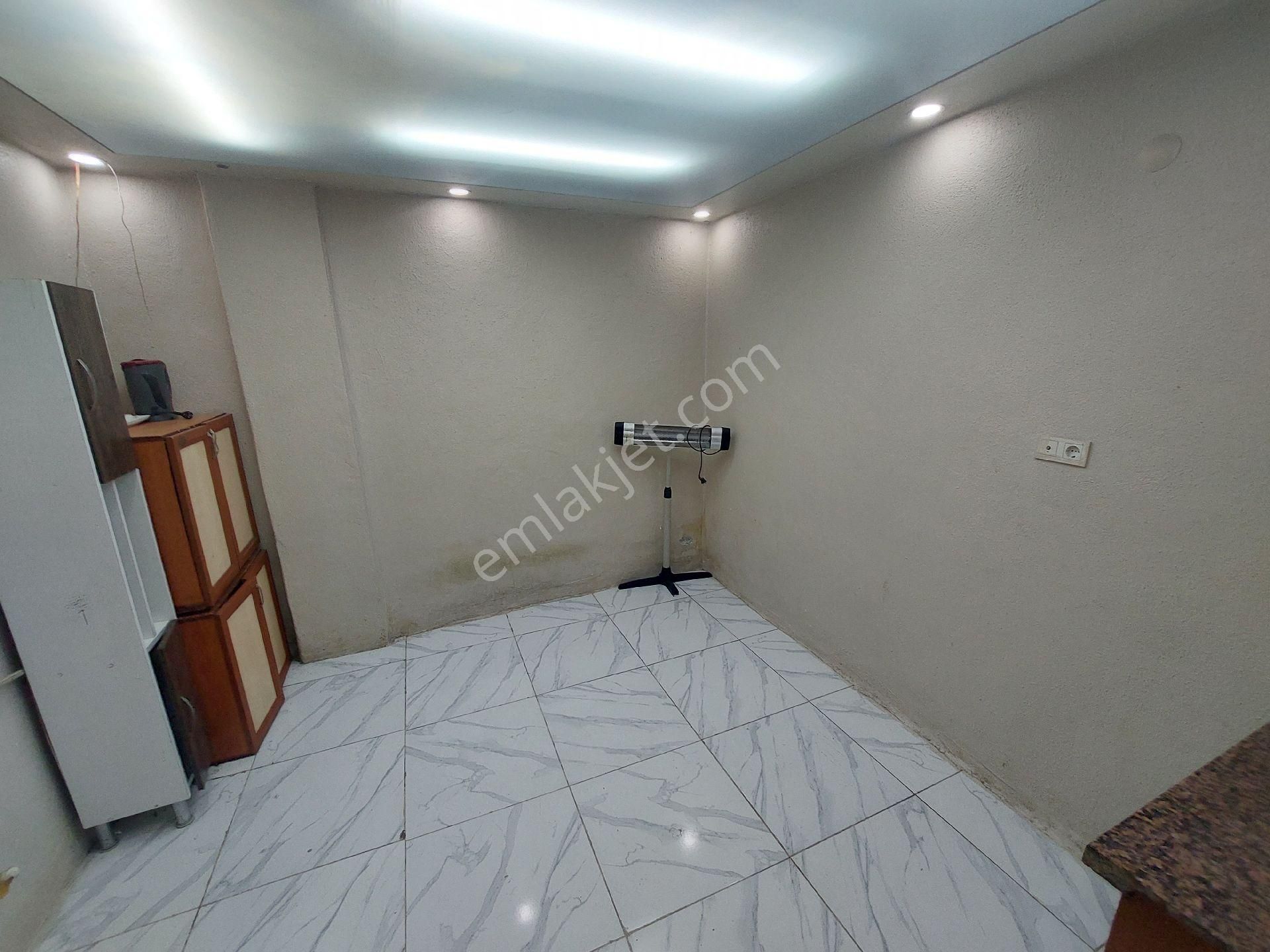 İkitelli Mehmet Akifte Kiralık 1+0 Tek Odalı Bodrum Kat