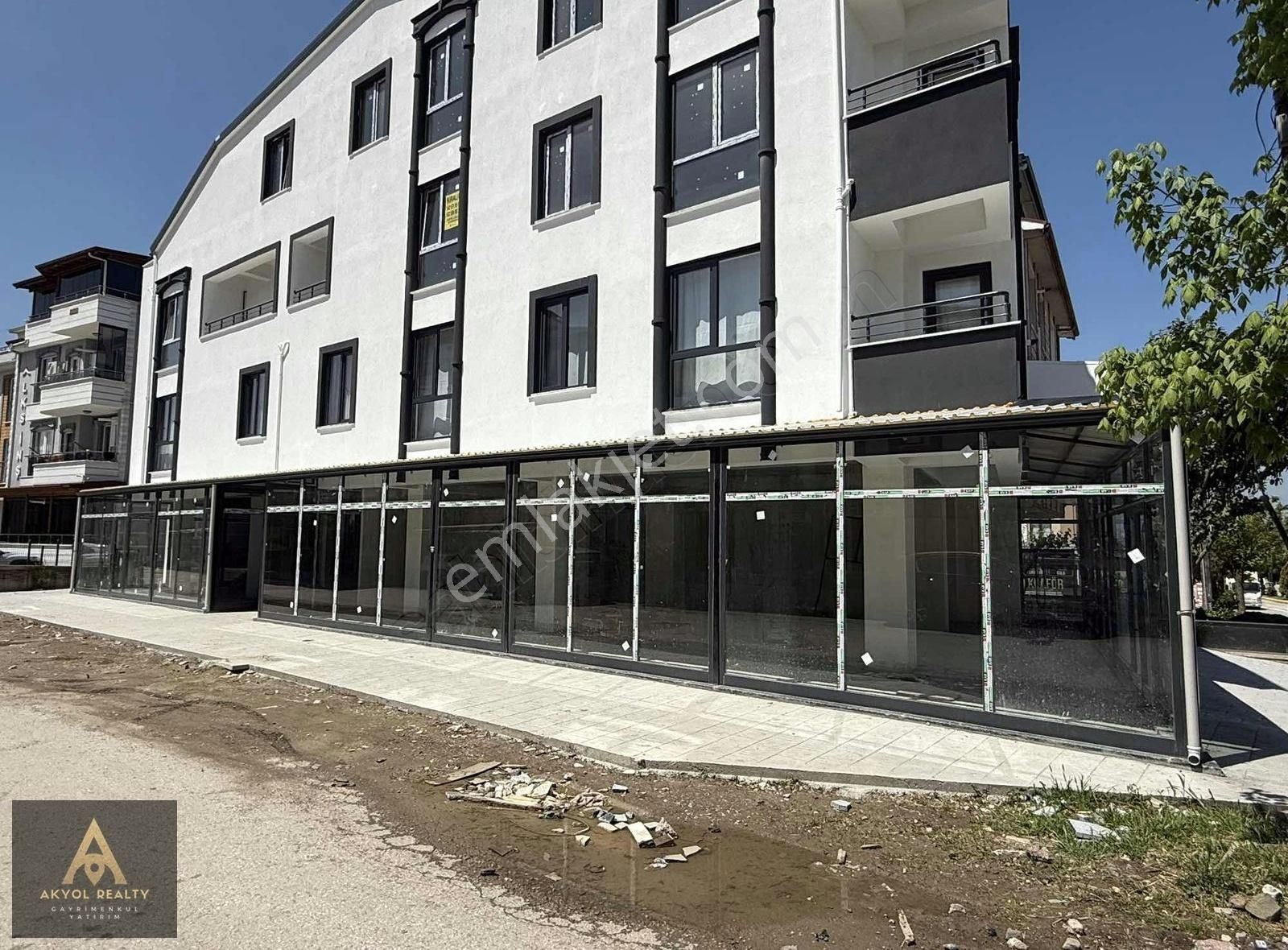 Kartepe/emekevler Satılık 300 M2 Cadde Üzeri Köşe Başı Dükkan