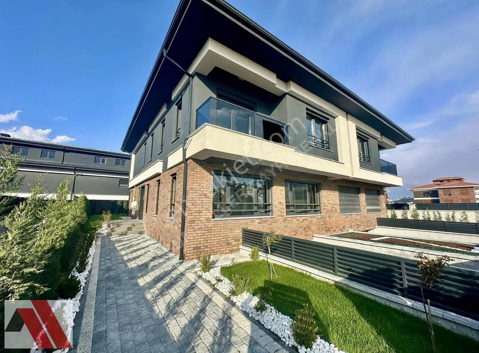 Sümbüller'den Site İçi Geniş Bahçe İş Yeri Olmaya Uygun 5+1villa