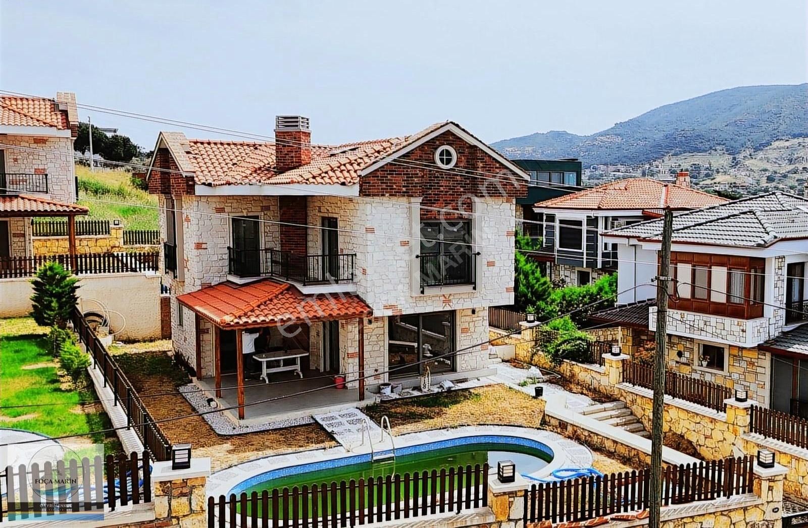 Foça Kozbeyli'de Deniz Manzaralı Ve Havuzlu 3+1 Villa