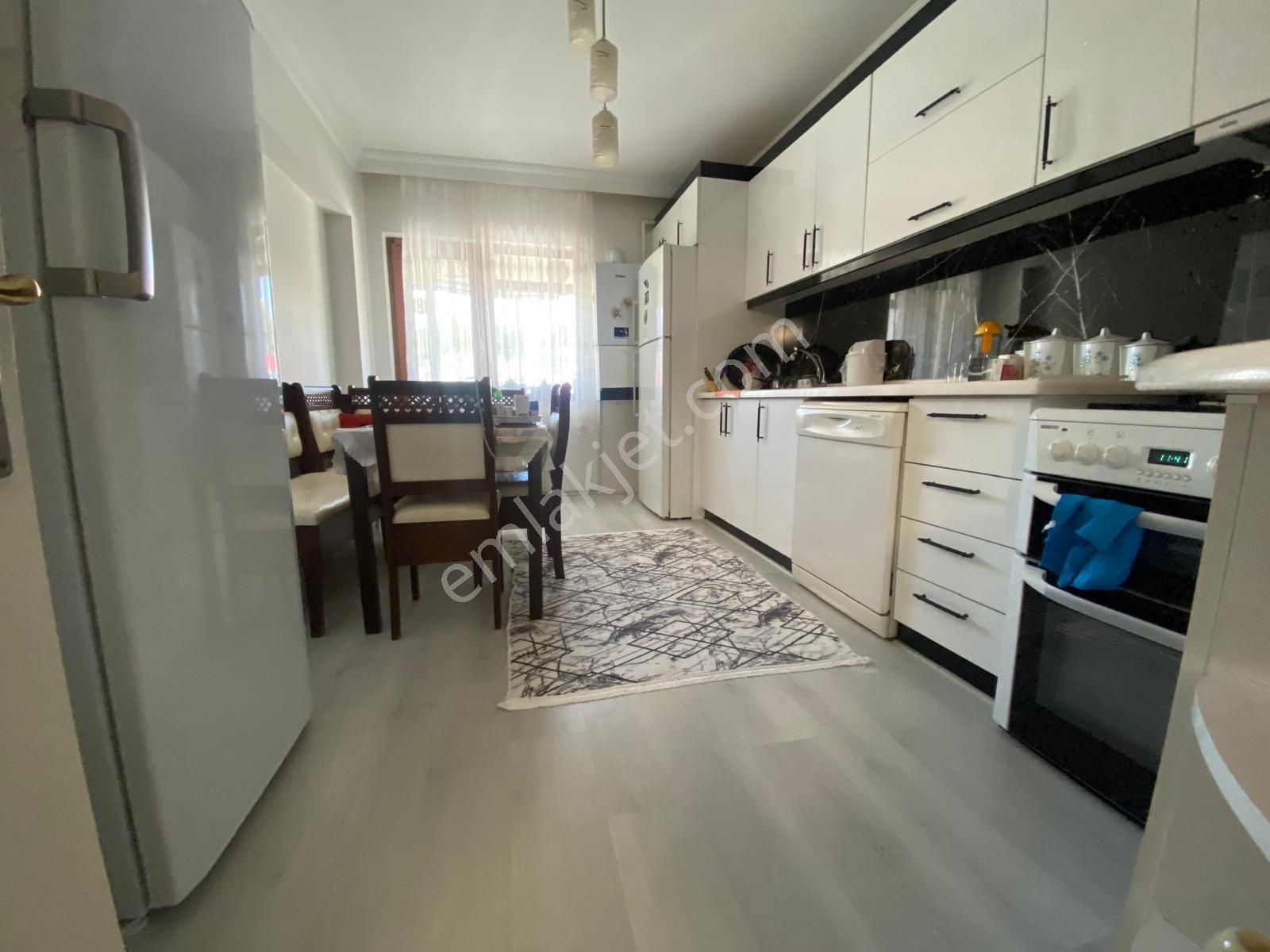 Etlik'te 3+1 Cadde Üzeri Orta Kat