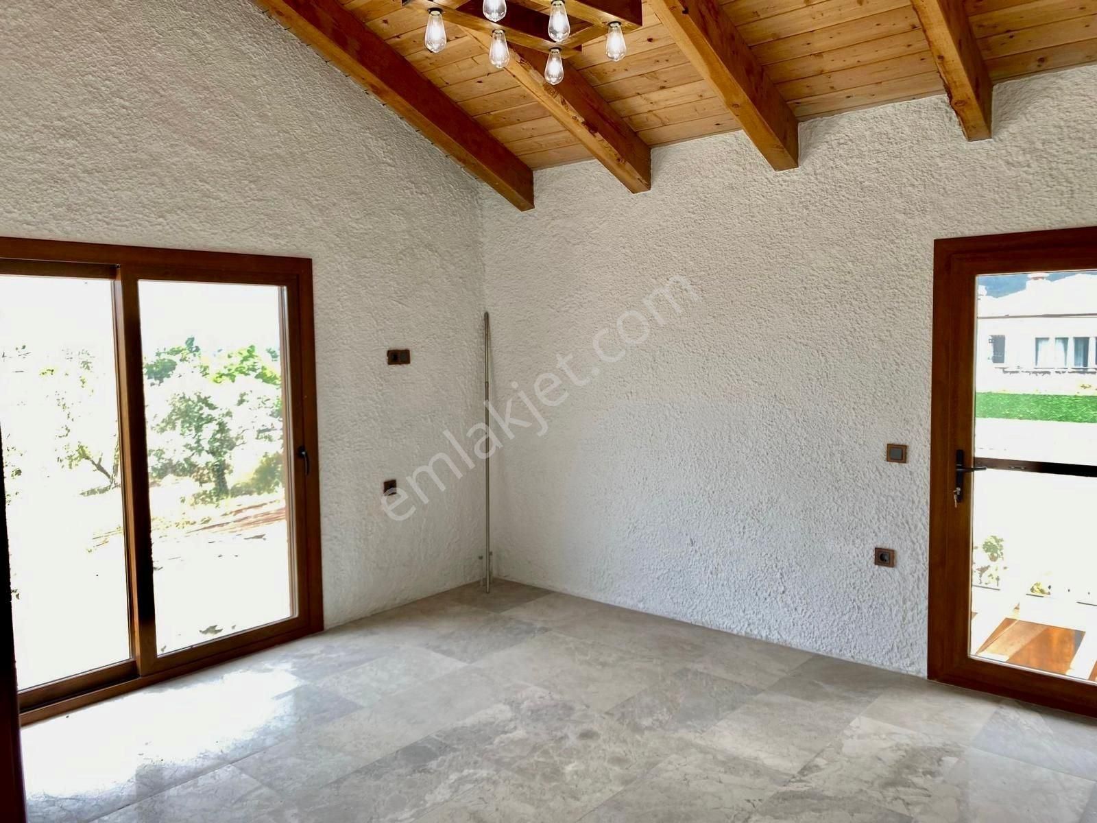 Fethiye Yeşilüzümlü’de Doğa İçinde, Yüksek Tavanlı, Dört Cepheden Güneş Alan Ruhsatlı Taş Villa