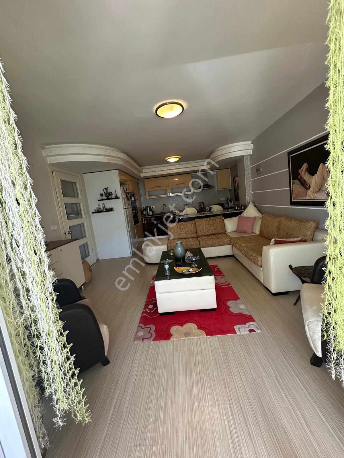 Kuşadası Güzelçamlı Mahallesinde Ana Cadde Üzerinde Satılık 2+1 Daire