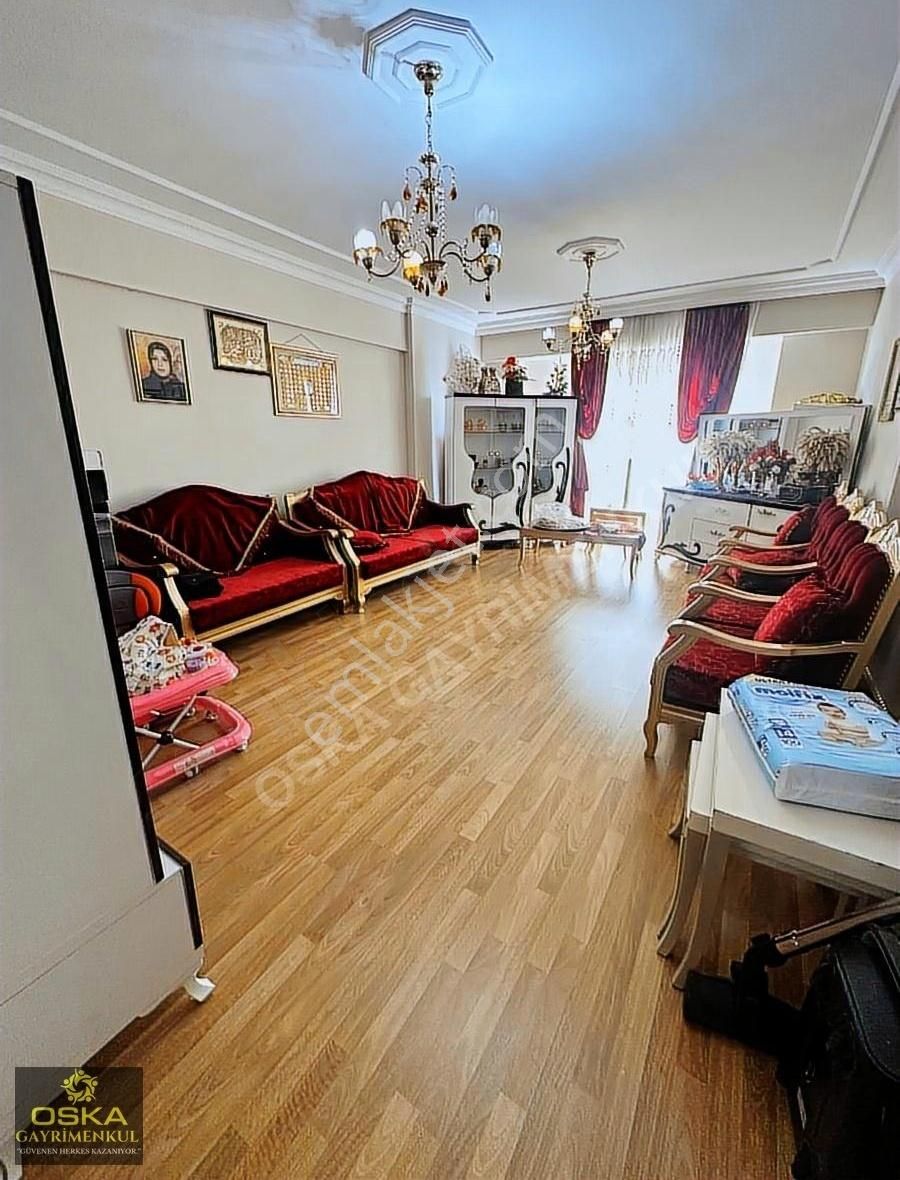 Oskadan Karşıyaka Merkezi Konumda 3+1 Satılık Daire