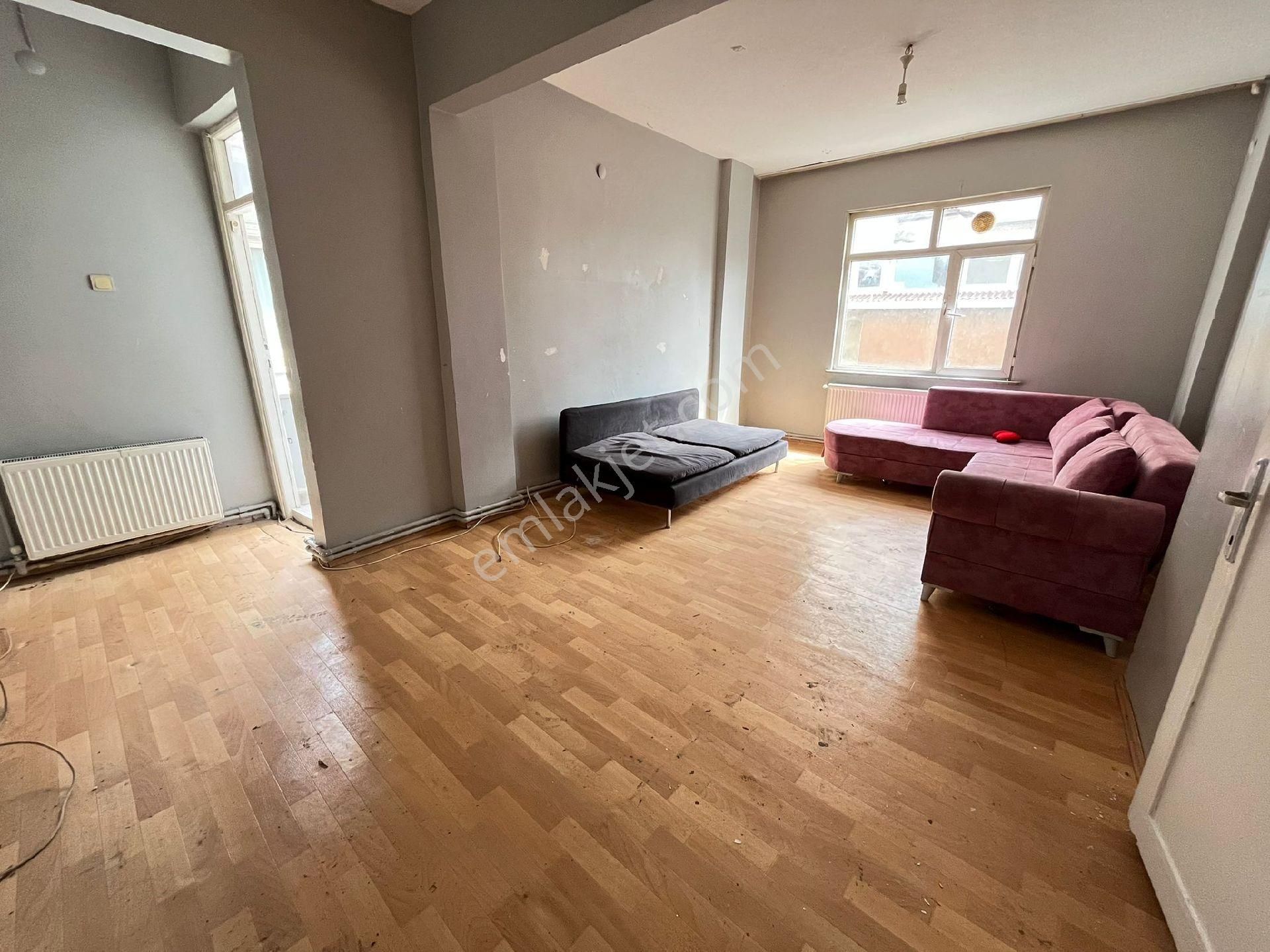 Loft'tan Sefaköy Merkezde 1+1 3.kat Daire