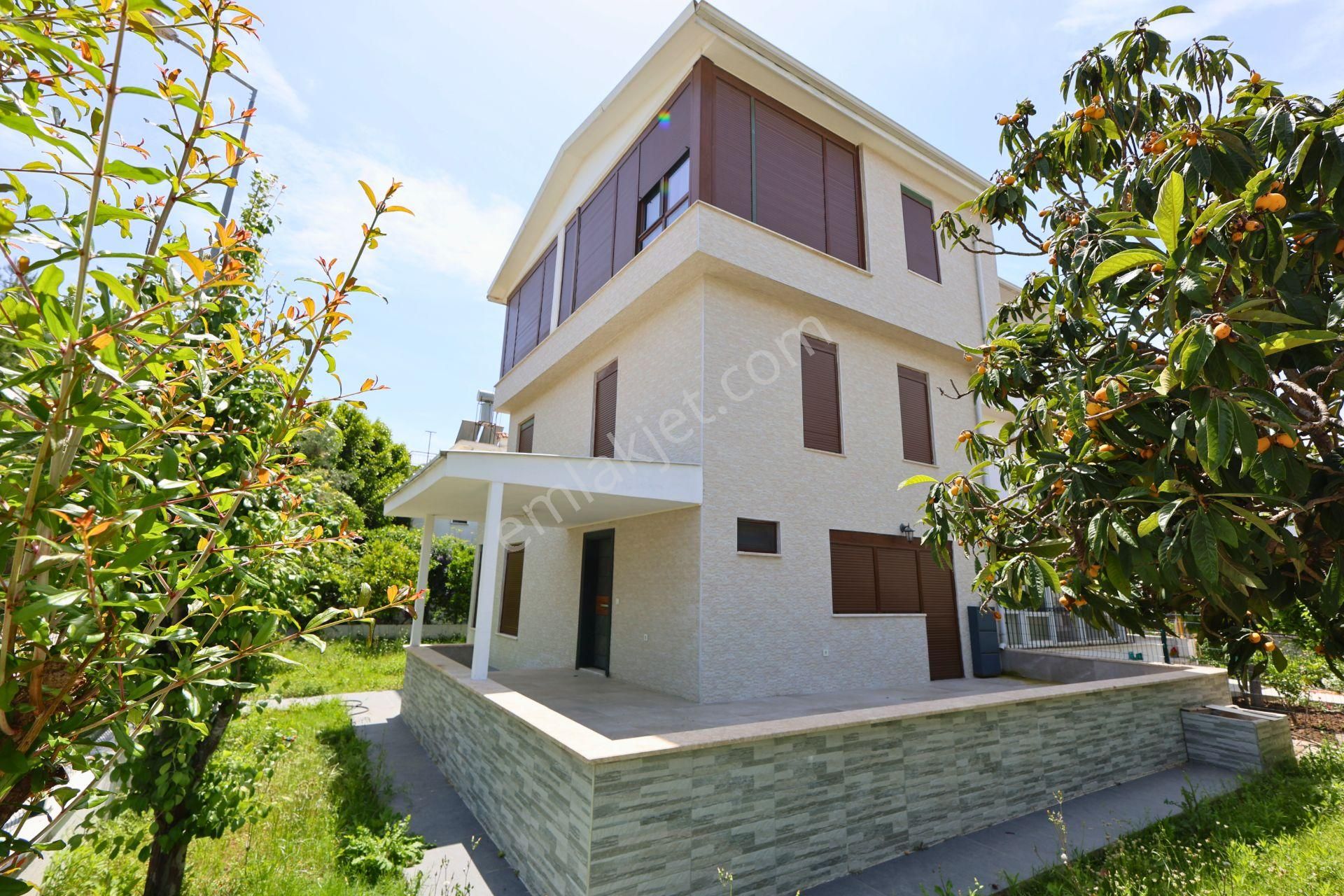 Denize Yakın Site İçinde Sessiz Ve Sakin Muhitte 5+1 Villa