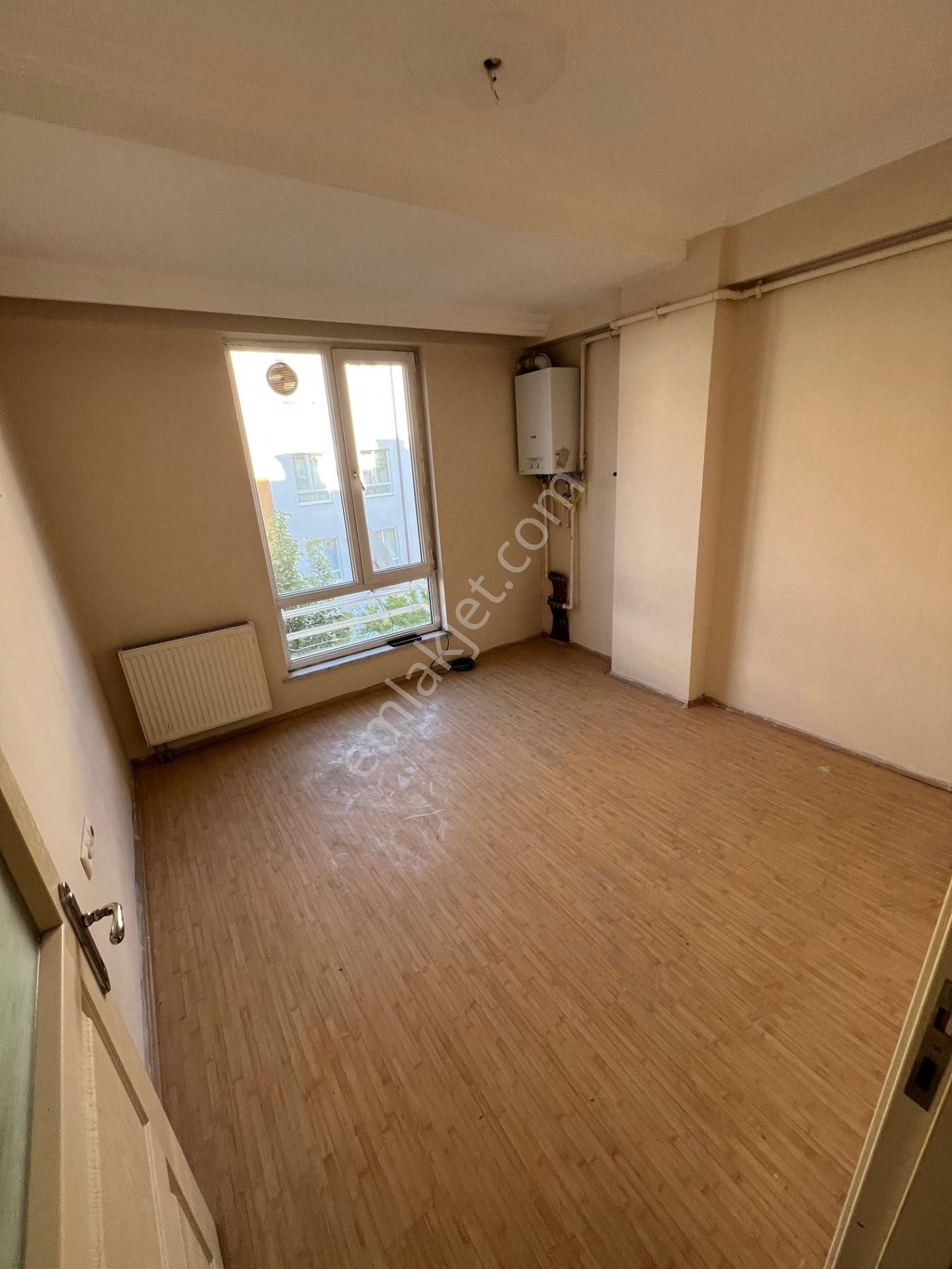 Akademi'den Cadde Yakını Ara Kat Geniş Kiralık 1+1