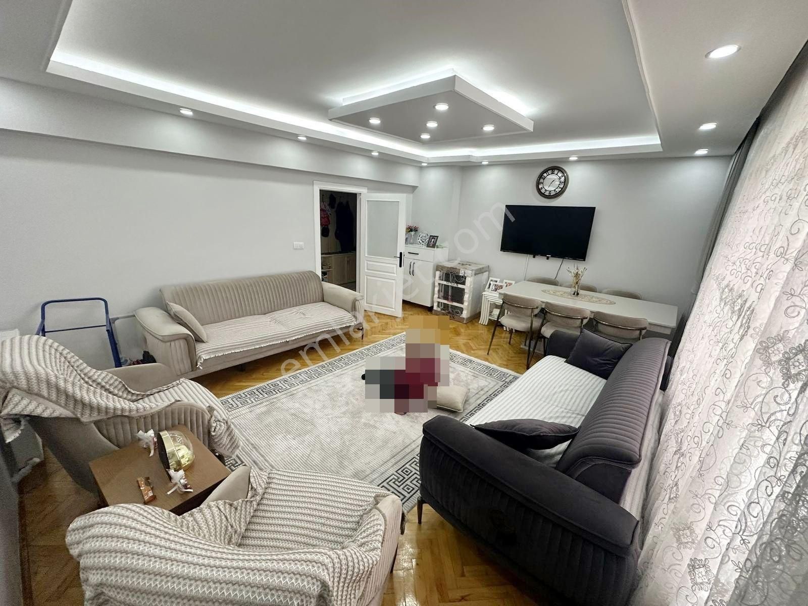 Uyanış'ta Cadde Dibi Katta Ön Cephe 3+1 Daire