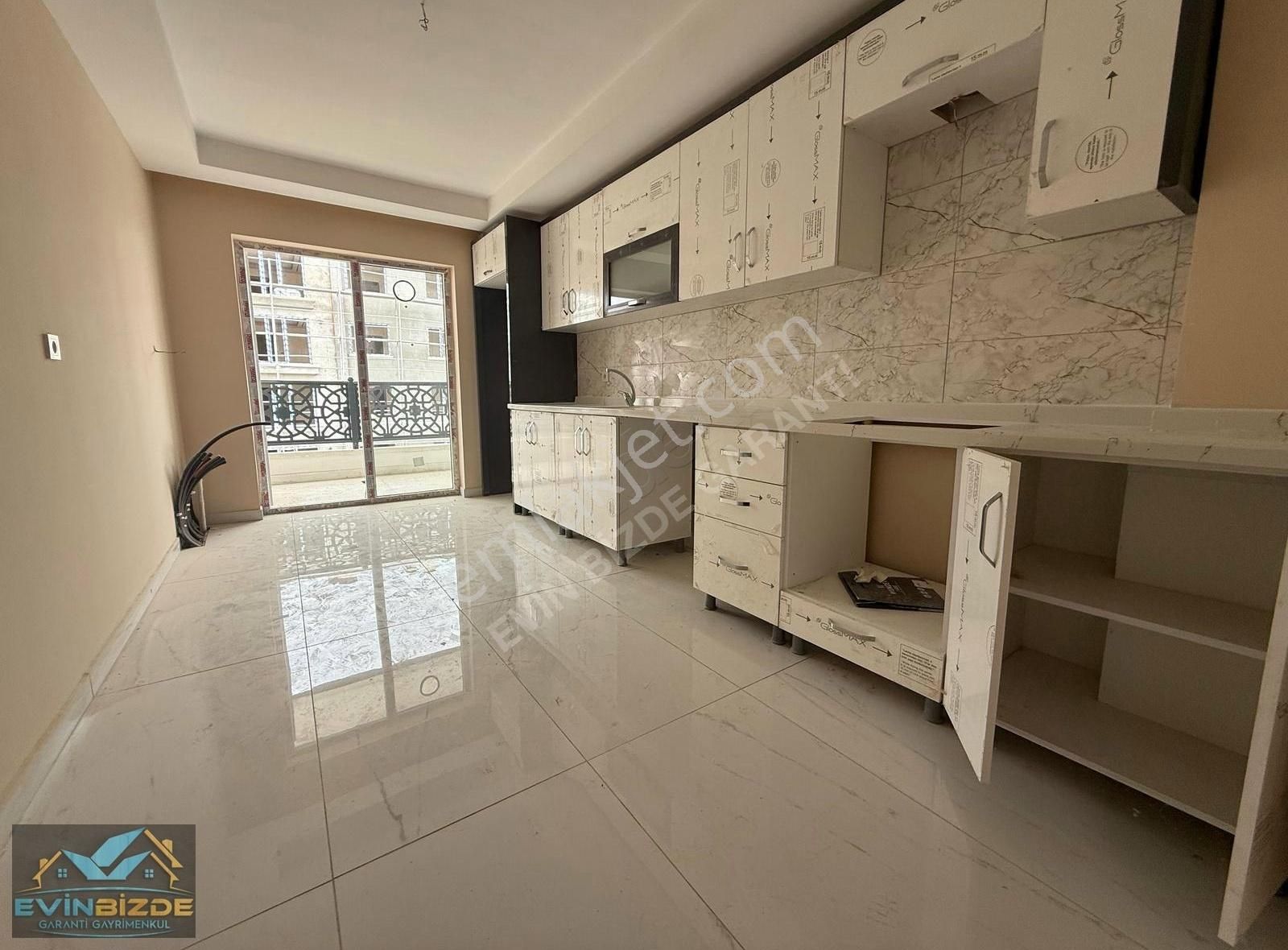 Keçiörende 3+1 3 Cepheli Geniş Balkonlu Sıfır Kombili Petekli