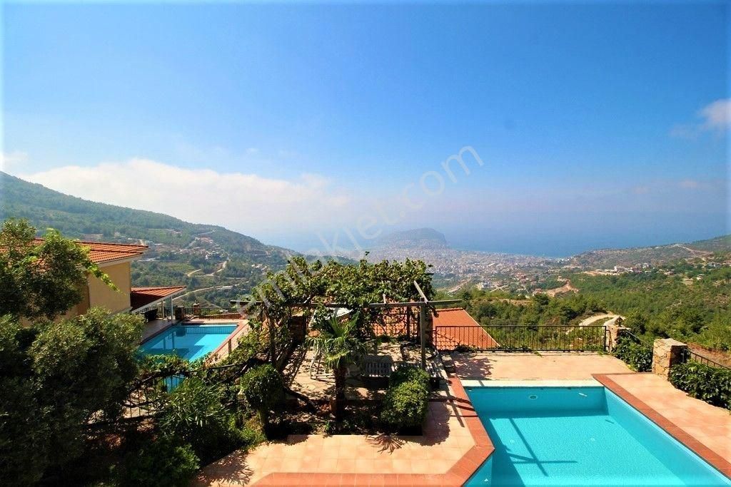 Alanya Tepe Satılık 4+1 Özel Havuzlu Ve Bahçeli Manzaralı Villa
