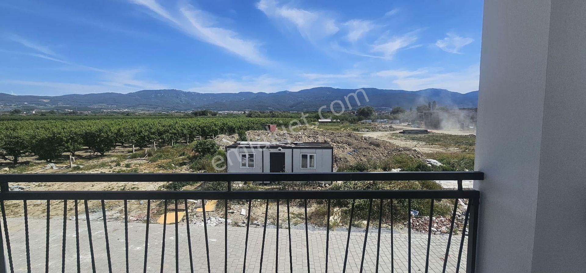 Kuşadası Davutlar Sahilinde Deniz E 650 Metre Yürüme Mesafesinde 2+1 Daire