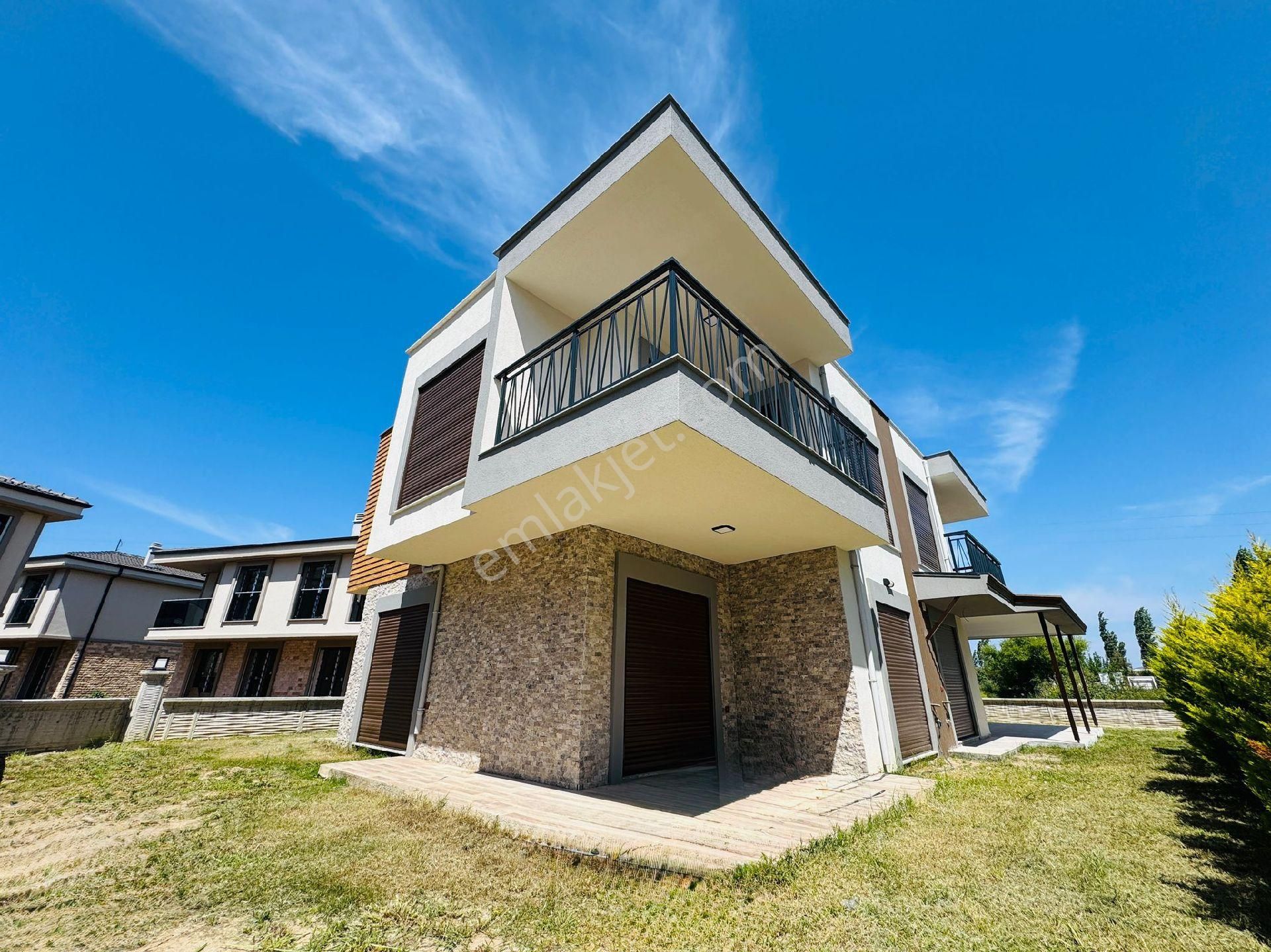 Kuşadası Güzelçamlı'da Köşe Havuzlu 3+1 Villa