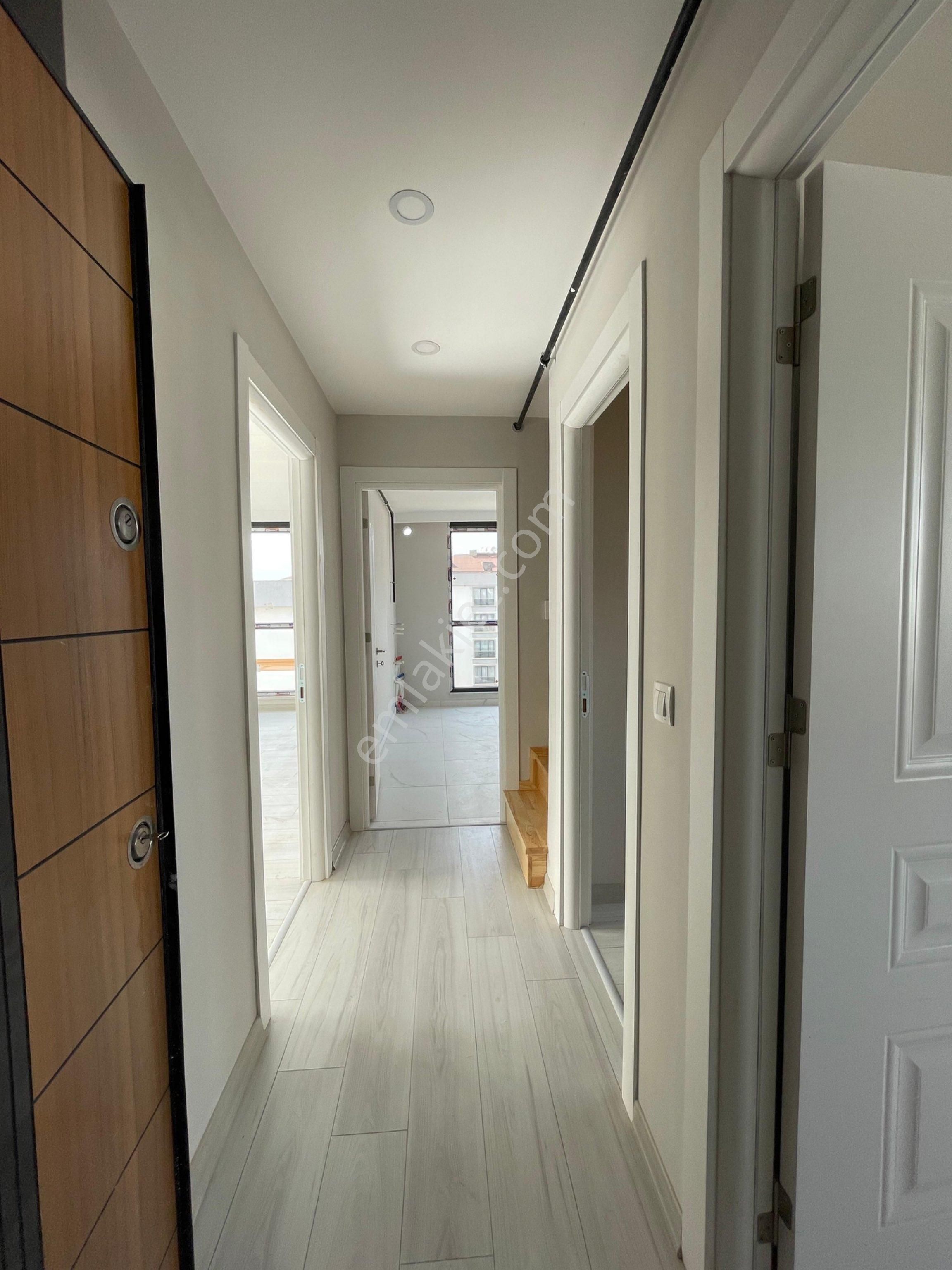 Sultanbeyli Spor Yolu Caddesinde 4+1 Çatı Dubleks Daire !!
