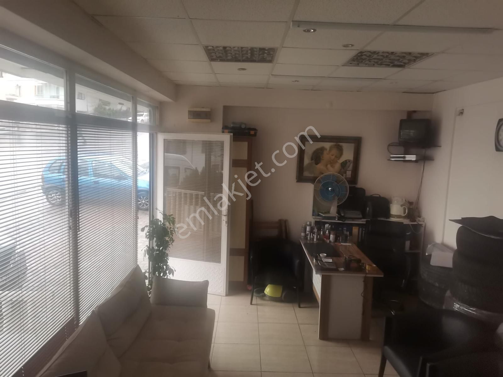 Keçiören Yayla Anasaglık Caddedesinde 30 M2 Cephesi Geniş Kiralık Dükkan