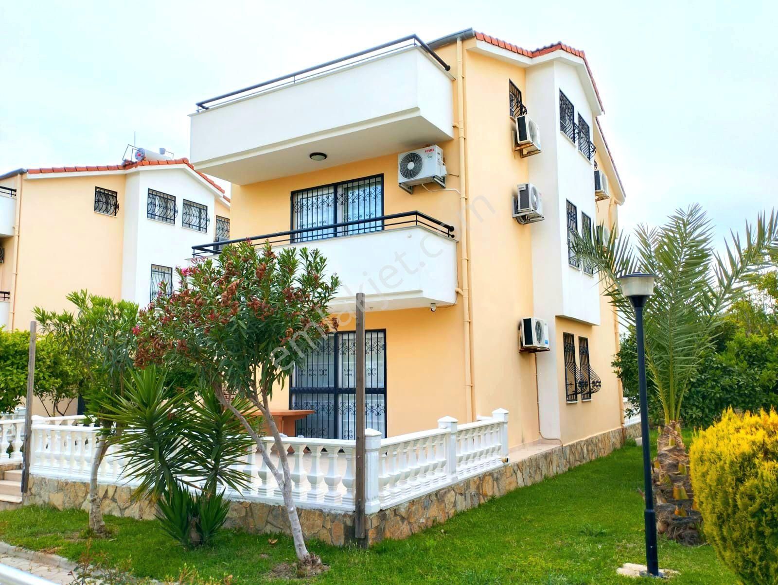 Kuşadasında Havuzlu Sitede Ful Eşyalı Tek Müstakil 5+1 Villa
